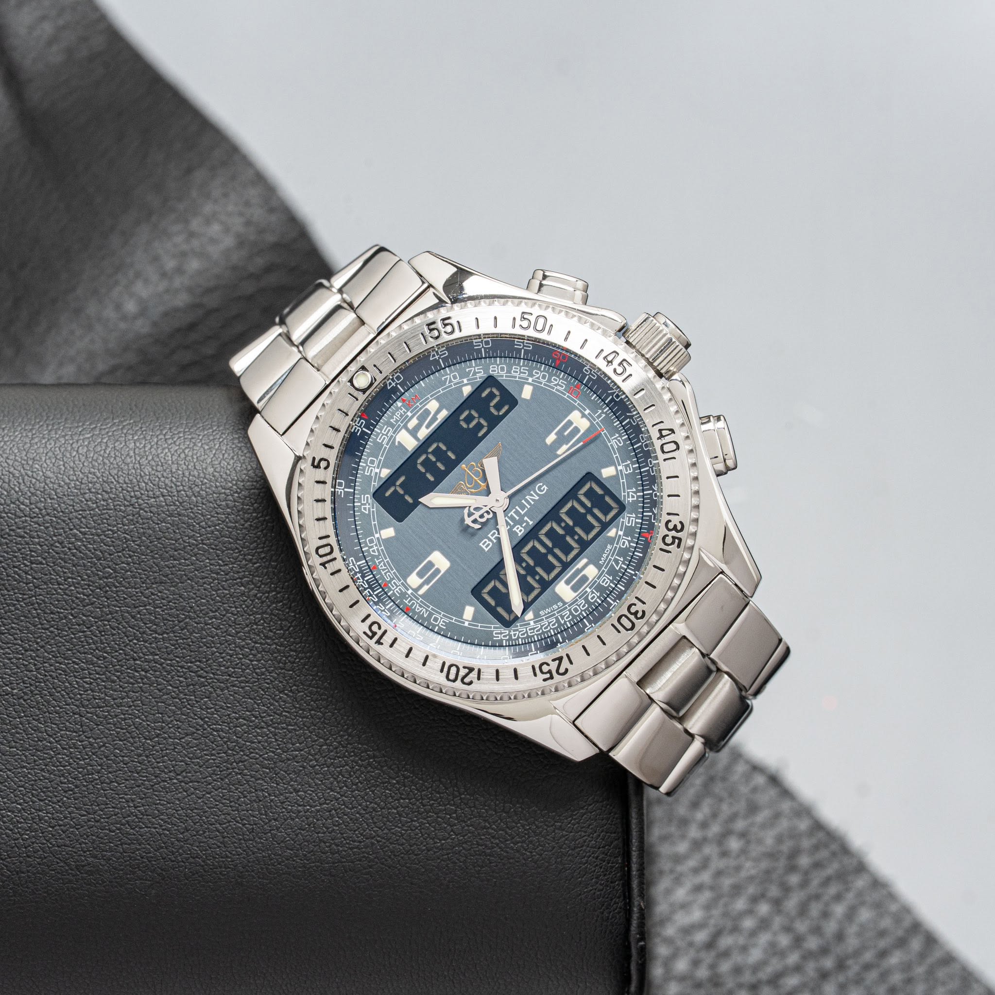 May be an image of wrist watch and text that says ' QE U ハ и 140 TLING 0000 ២ TLING BR B-1 35 i0 15 וגי 30 لتم AkaNY ,'