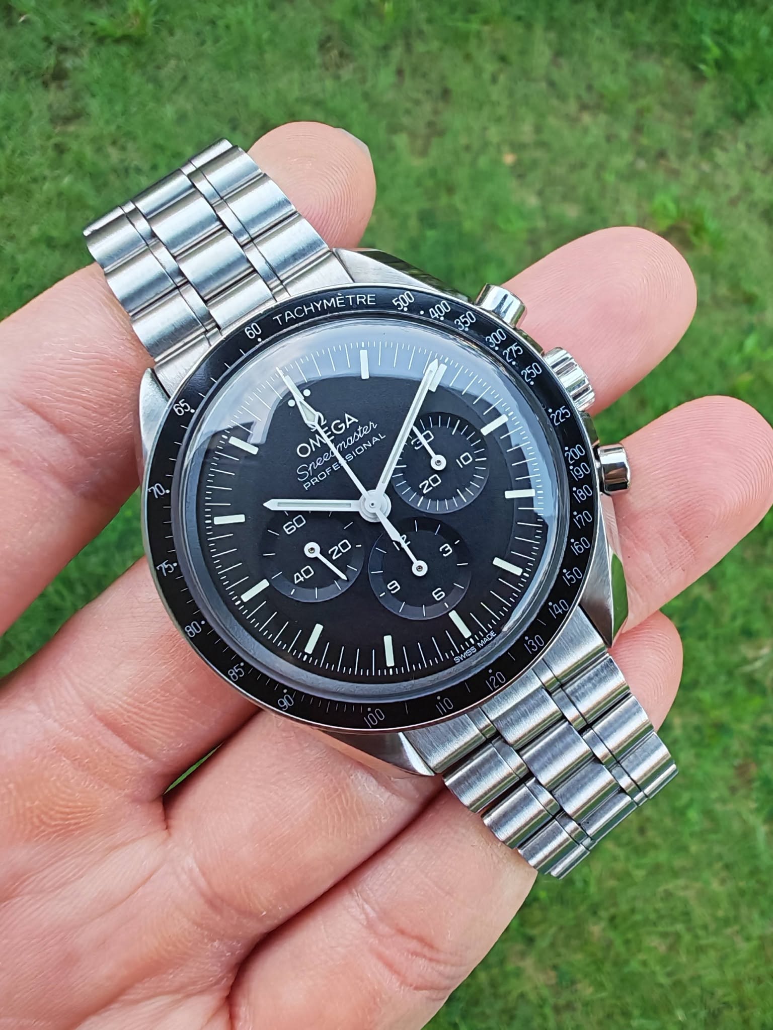 May be an image of wrist watch and text that says 'TACHYMETRE 500 Ag0 ل 750 H I 225 10 OM EGA Fastel wabia SIONAL Sie Speet oed O PROFE D סלך 40 M S '