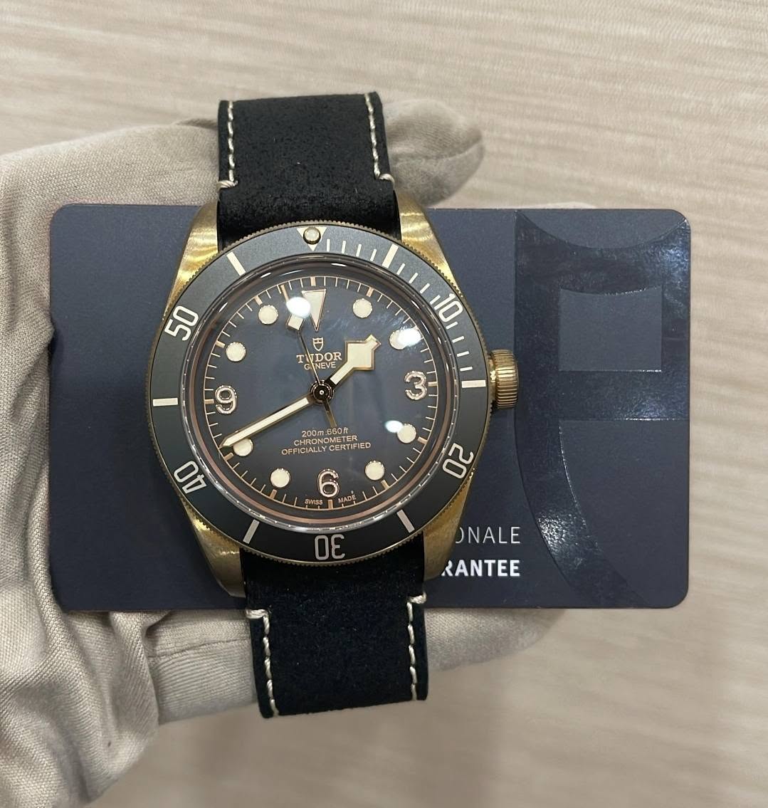 May be an image of wrist watch and text that says '50 円 TWDOR OR 10 1a ن 200m:550 SUDONG OFFICIA DF-FICIALLY CERTIFIED UO O 20 かち 30 ONALE RANTEE'
