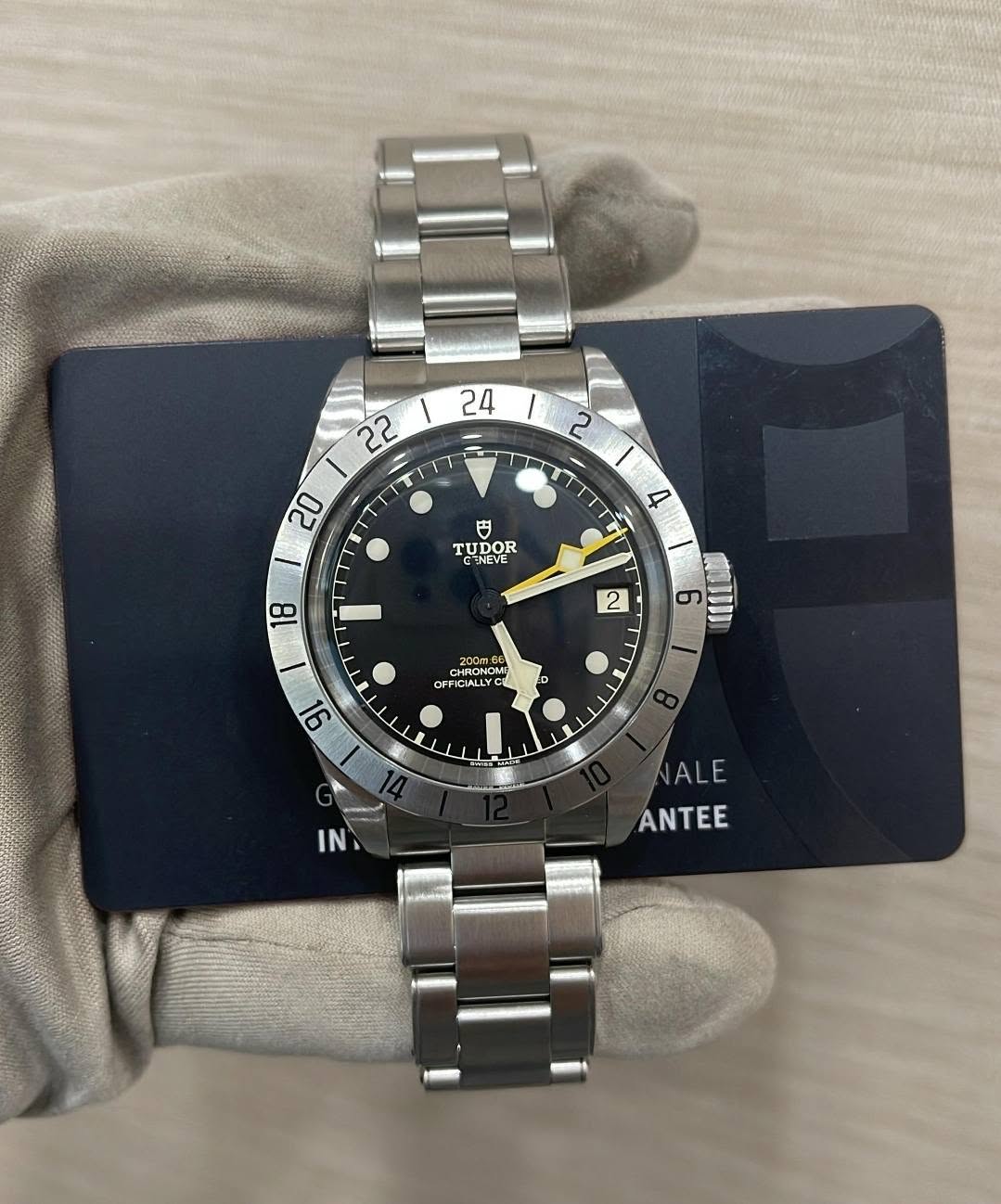 May be an image of wrist watch and text that says '24 22 T 2 20 مم 日 南 TUDOR UDOR TUI CENEVE ม 4 0 2 6 CHRON CHRONOM NON OFFICIALLY 96 や IN ALE E ANTEE'
