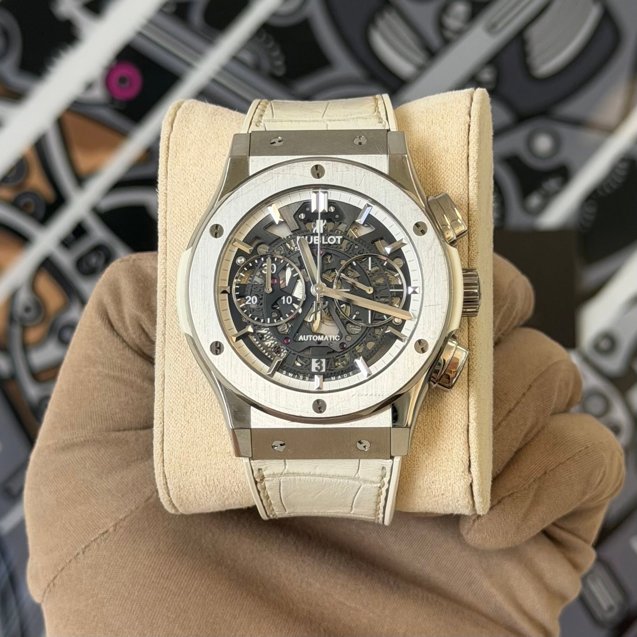 May be an image of wrist watch and text that says 'R 2 LUELOT A LOT N iN AUTOMATIC ン 3'