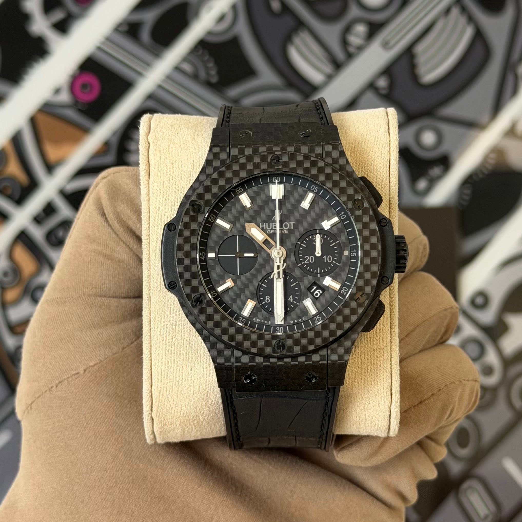 May be an image of wrist watch and text that says 'HUE OT u ጭ ي اي'