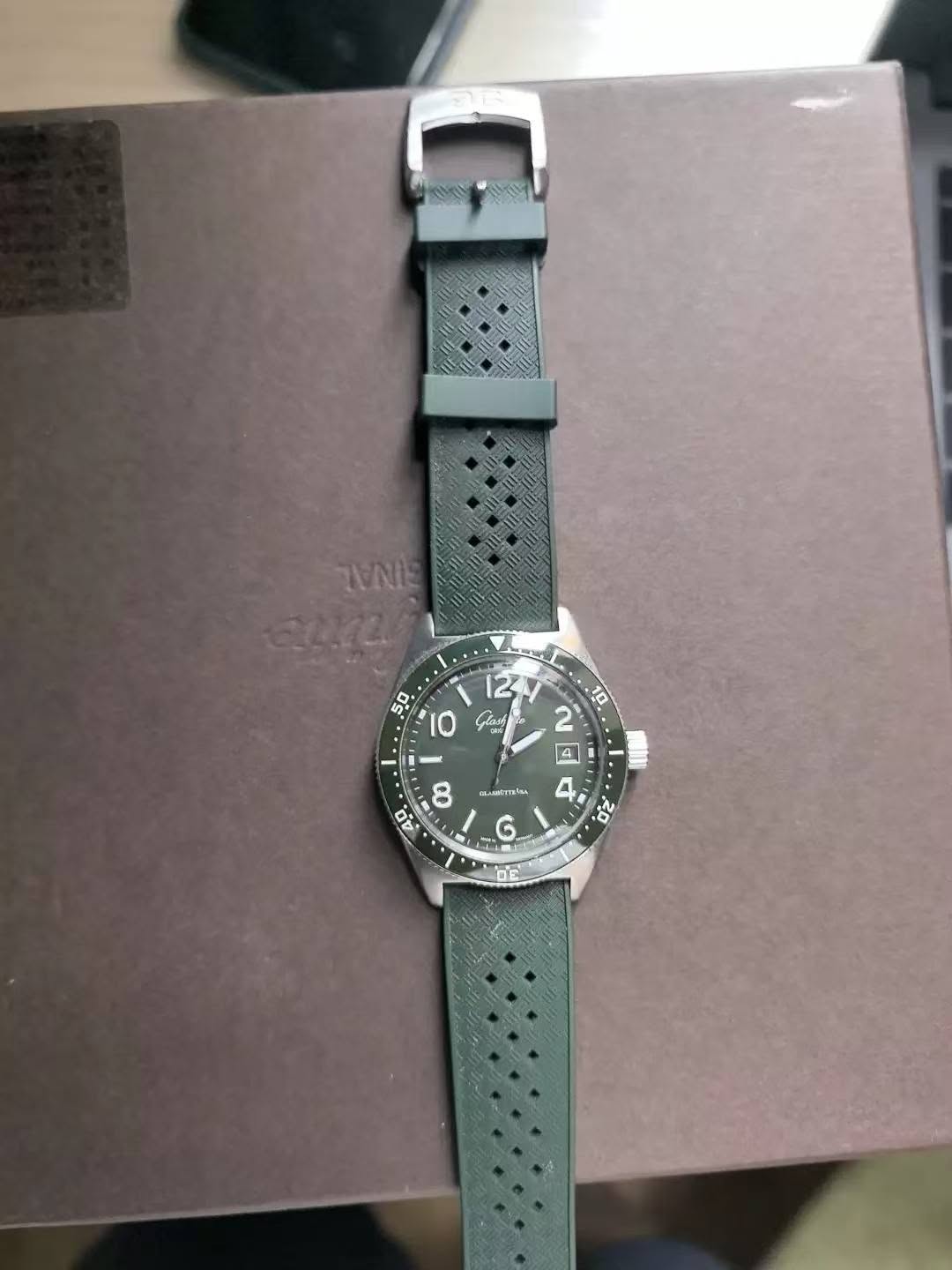 May be an image of digital watch and text that says 'יומר 2 lasy ต่ง 4 مd L G 2 20'