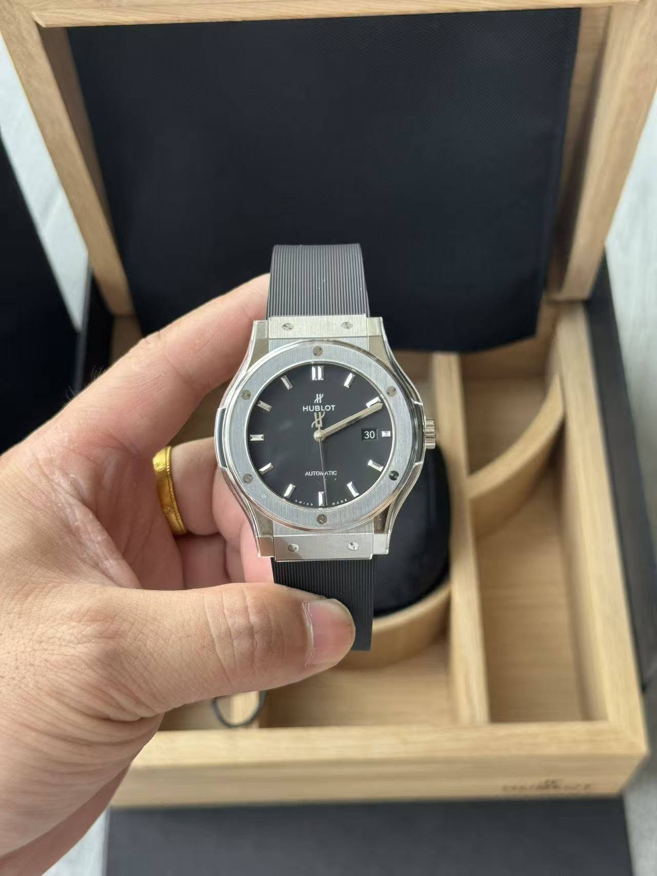 May be an image of wrist watch and text that says 'II (กัก 集 福 ٣٣ HUBLOT HUBL BLOT OT OT LO W ١ 30 ㅂ 재 Ο OATK'