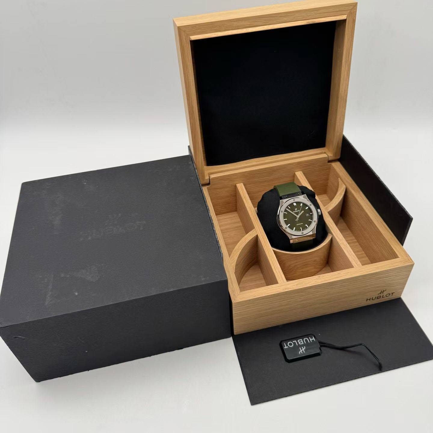 May be an image of wrist watch and text that says '- ف ن 1Ο78nH ل XY'
