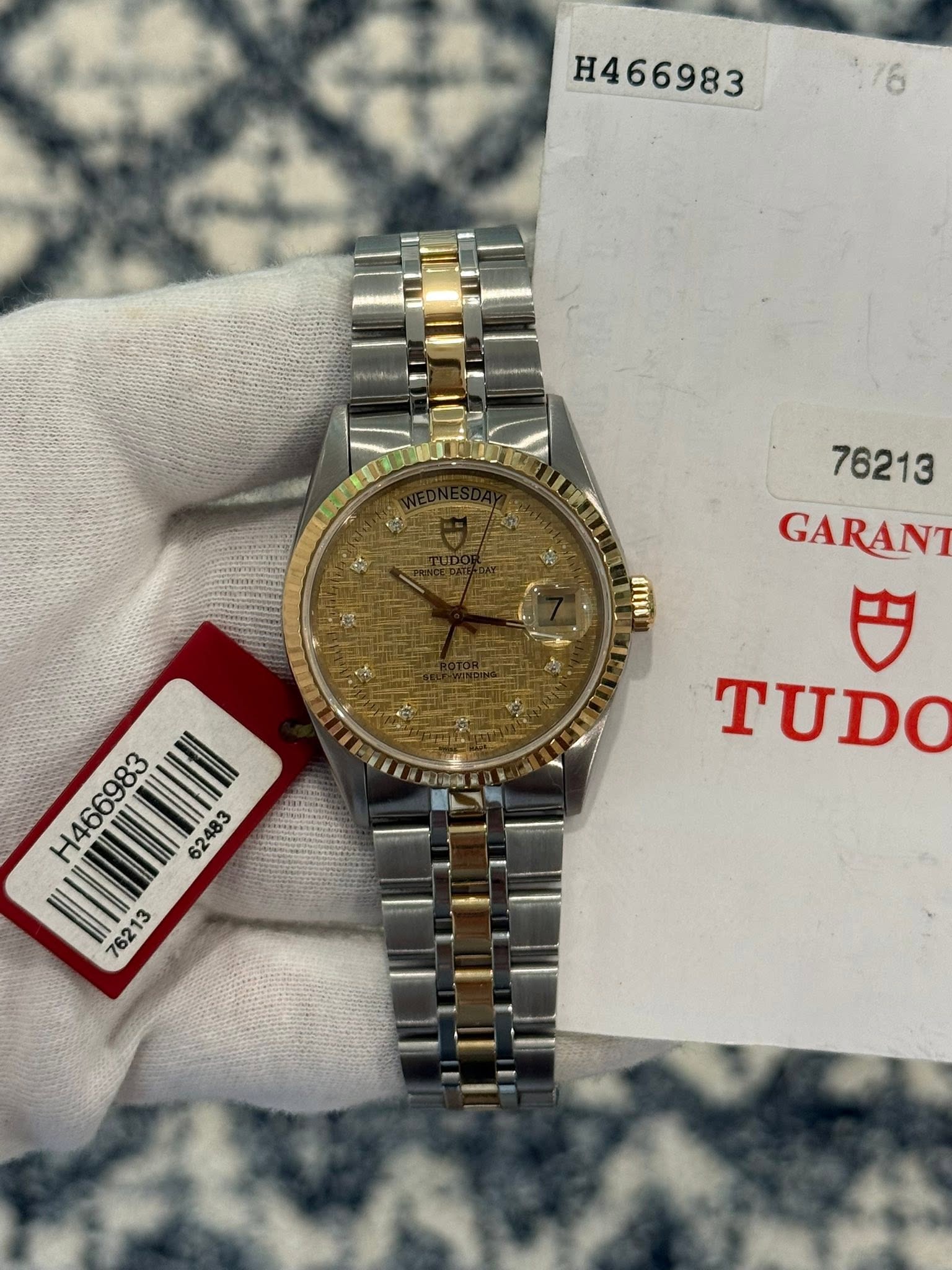 May be an image of wrist watch and text that says 'H466983 GARANT NN H466983 TUDO'