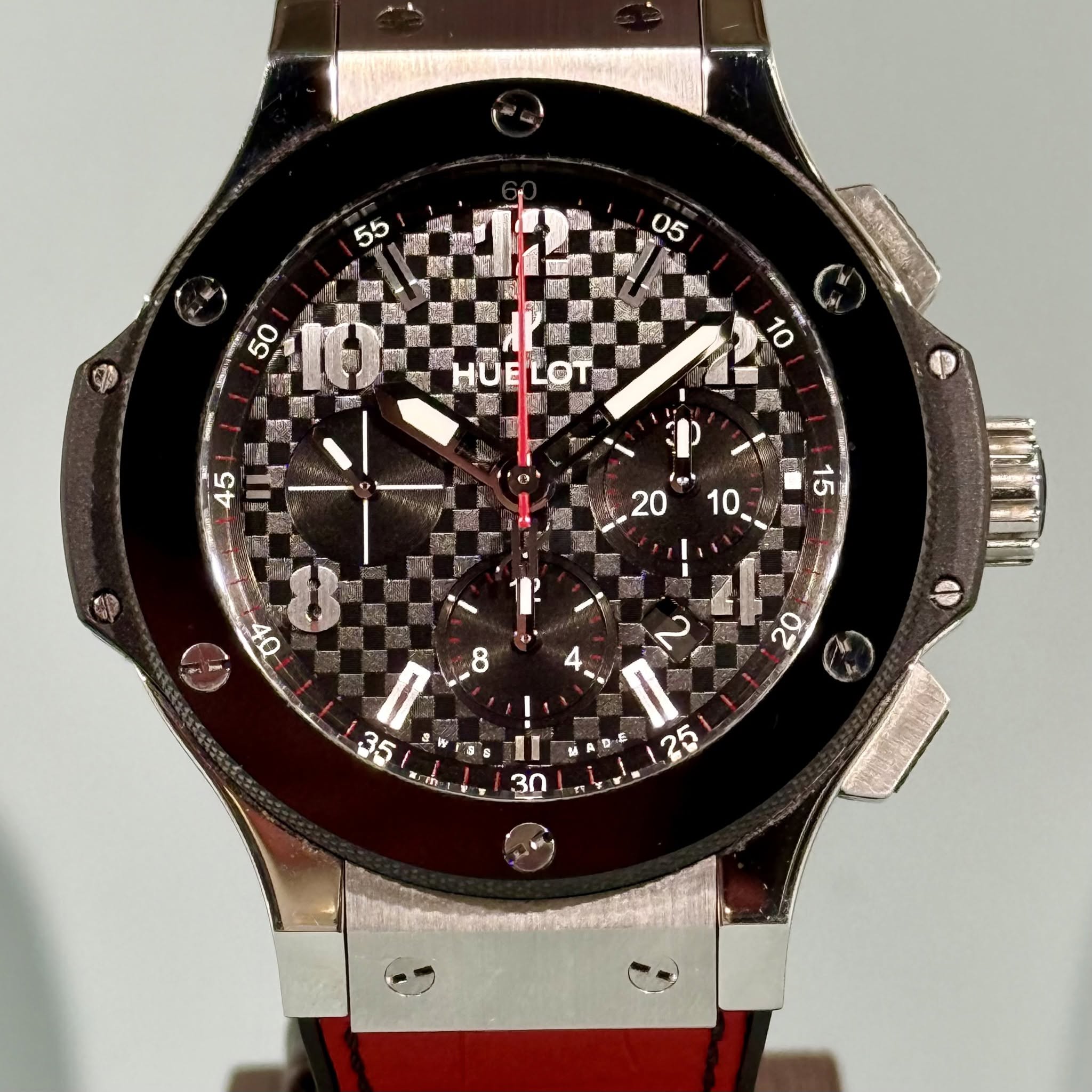May be an image of wrist watch and text that says '05 50 و جها 10 20 C 0t D 8 I 35 里 W9 I 25'