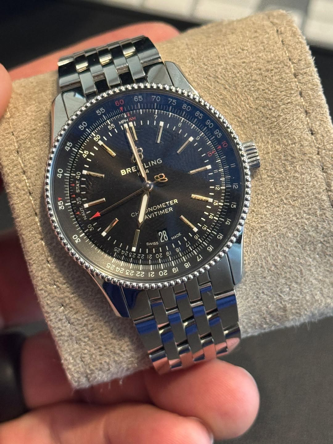 May be an image of wrist watch and text that says ' LING BRE 35 心 AVITIMER ONOMETER A- S 30 28 AC SWISS 1 8 81 C ~ 9 e レ 22 SSBIIGAI 12 ०2 81 61'