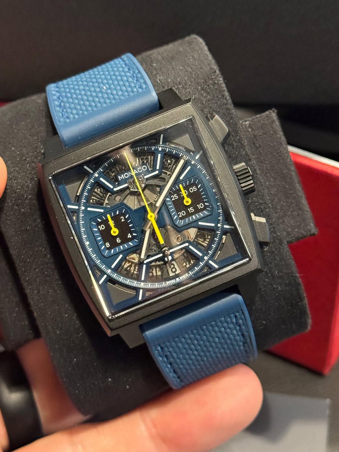 May be an image of digital watch and text that says 'יאיויייןי cO O MOл f き A E 1 ដឹ'