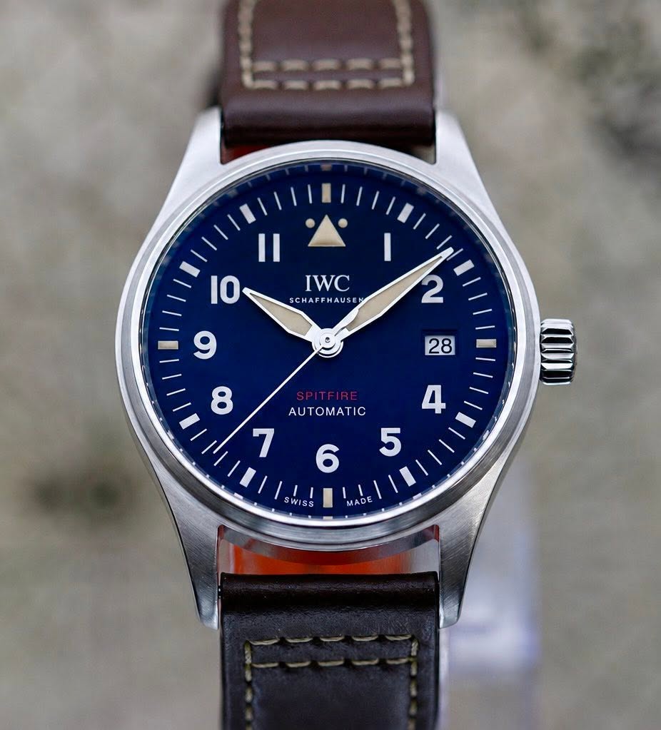 May be an image of wrist watch and text that says 'Il I0 IWC SCHAF CHAFFHAUSE I 2 28 8 A 4 7 5 6 SWISS MADE'