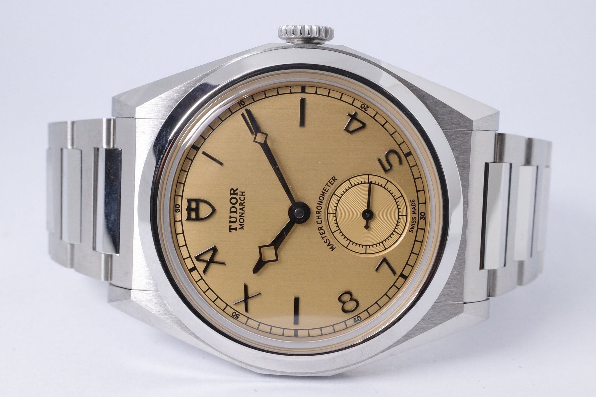 May be an image of wrist watch and text that says '(A6640D) 4 مسلس يب ي 巴 白 TUDOR MONARCH X X CHRONOMETER E السي LASTER عد TTY u > 8'