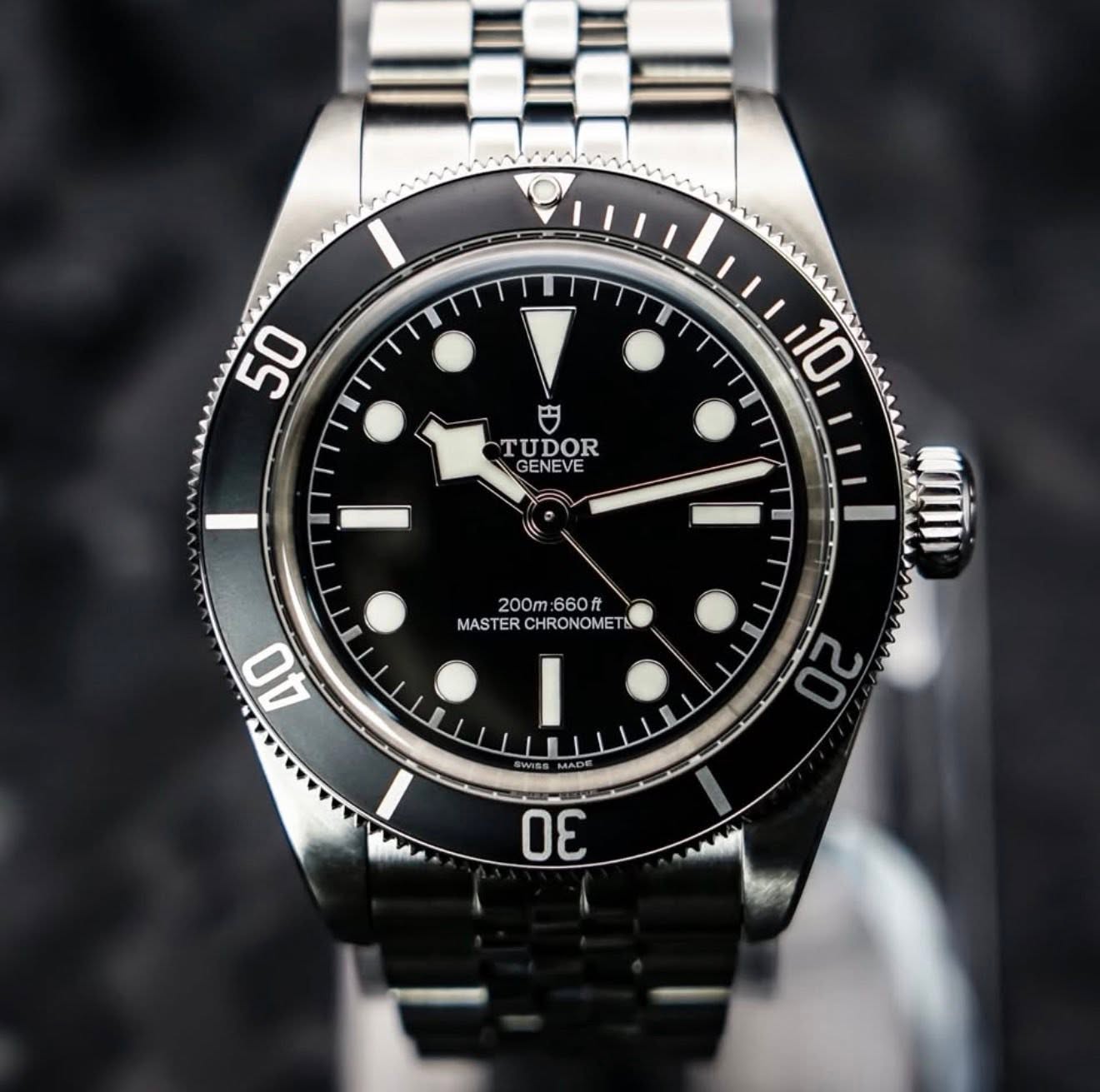 May be an image of wrist watch and text that says 'MAAA, 50 10 TUDOR GENEVE VE 200m 660 MAST MASTERCHRONOMET ER CHRONOMETI I 4O T 20 30'