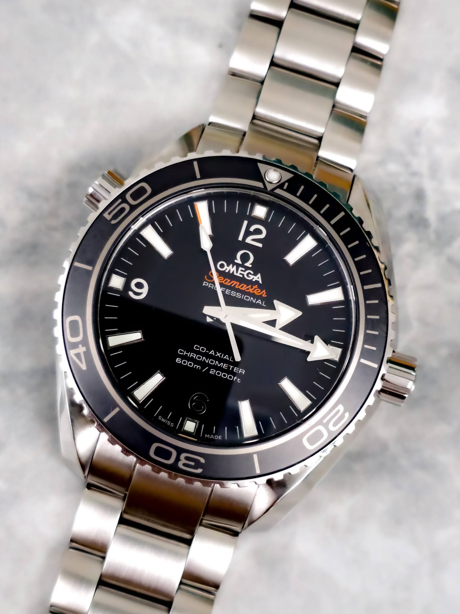 May be an image of wrist watch and text that says '9 12 PRI eamaster FESSIONAL ONAL OMEGA ח 40 600m CHRONOMET CHRONOMETER COCT CO-AXIAL NOMETER 2 2000ft 0 ER 20 OE O'