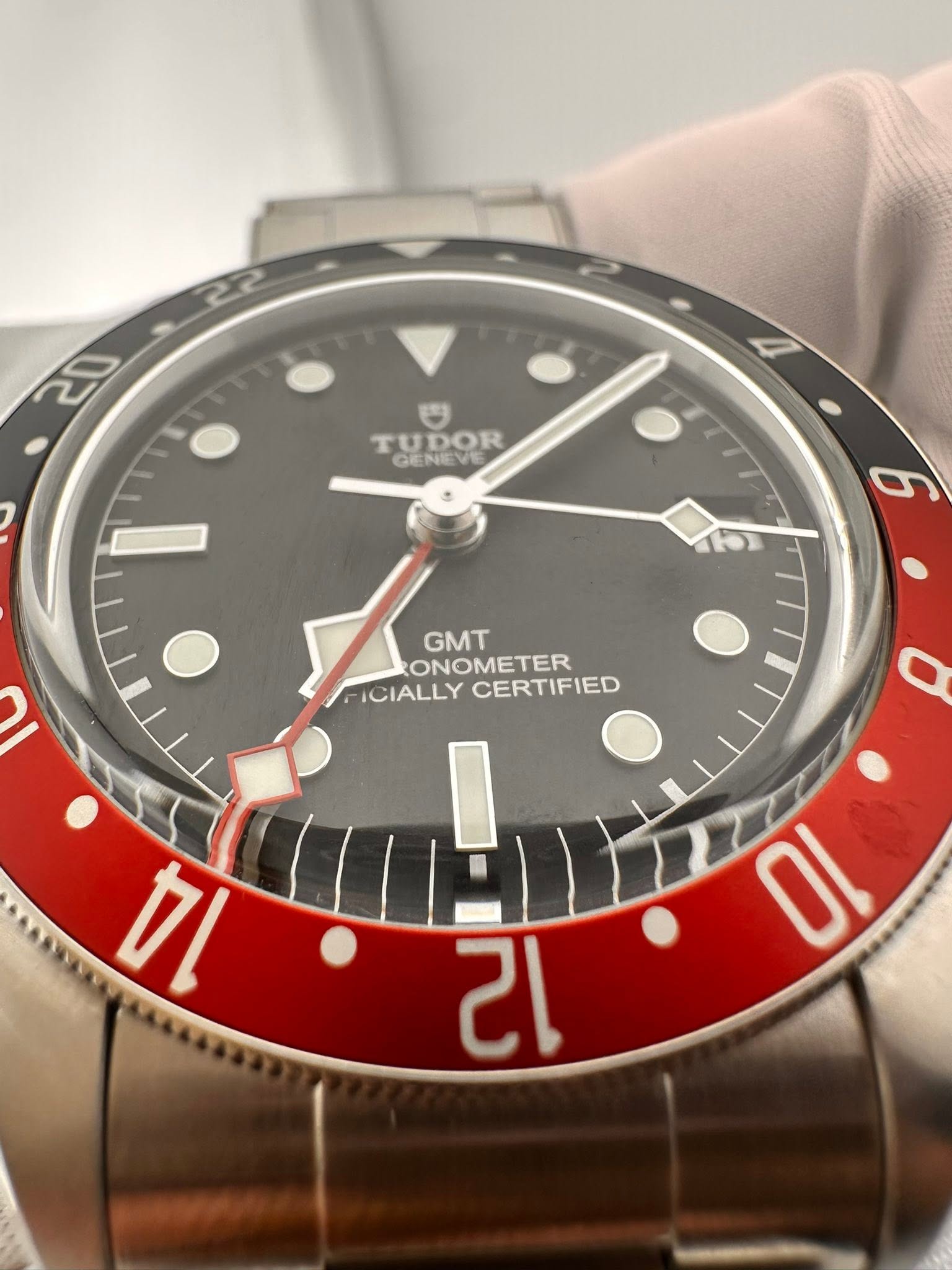 May be an image of wrist watch and text that says '20 TUDOR TU GENEN 5 b GMT ONOMETER CIALLYCERTIFIED ICIALLY CERTIFIED 기 0 टા'