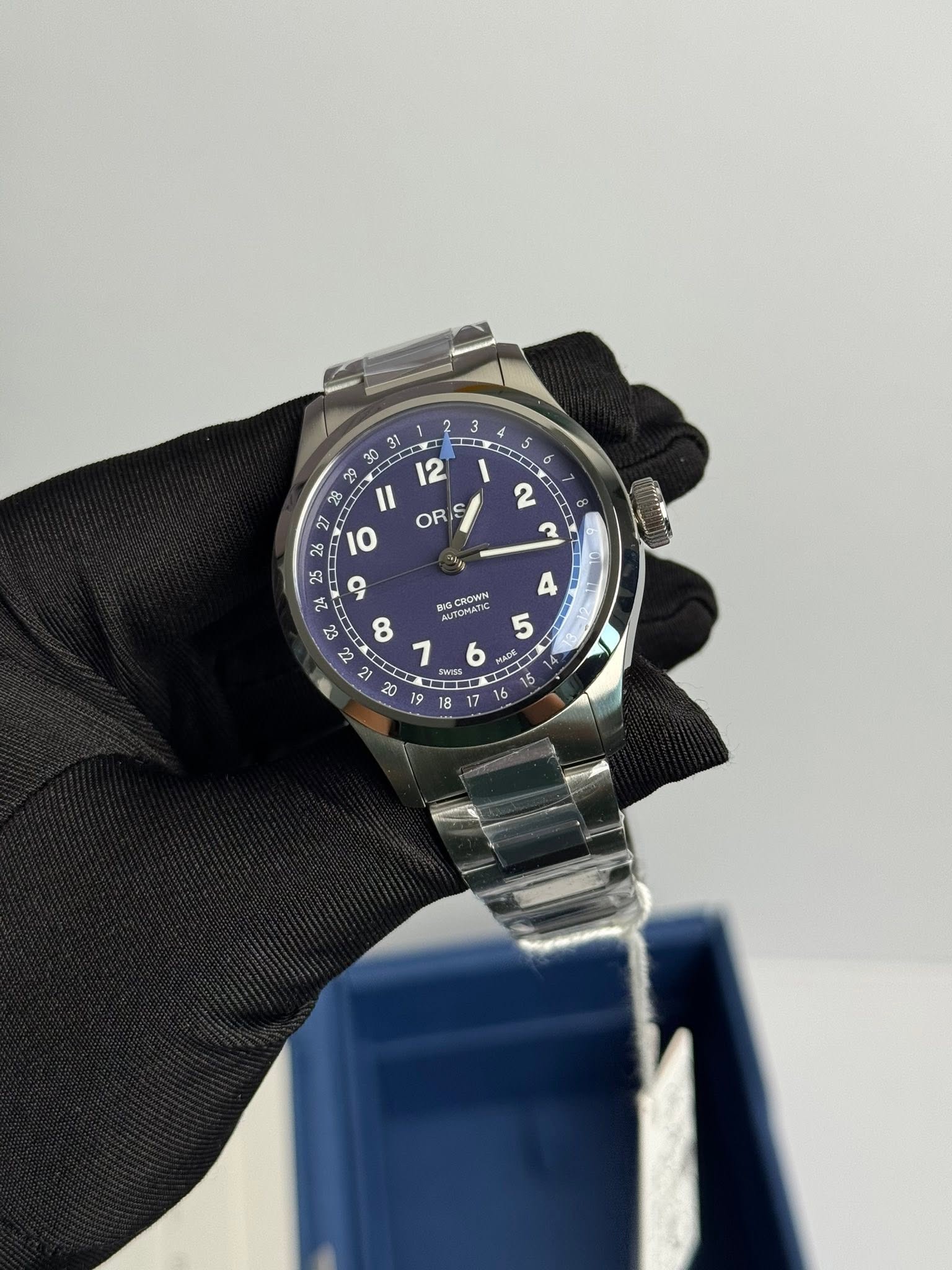 May be an image of wrist watch and text that says ' B Il OR S ㅎ IO باله 8 1 2 n CROWN eOMATK + 5 MAS ADE ロ - 16 20'