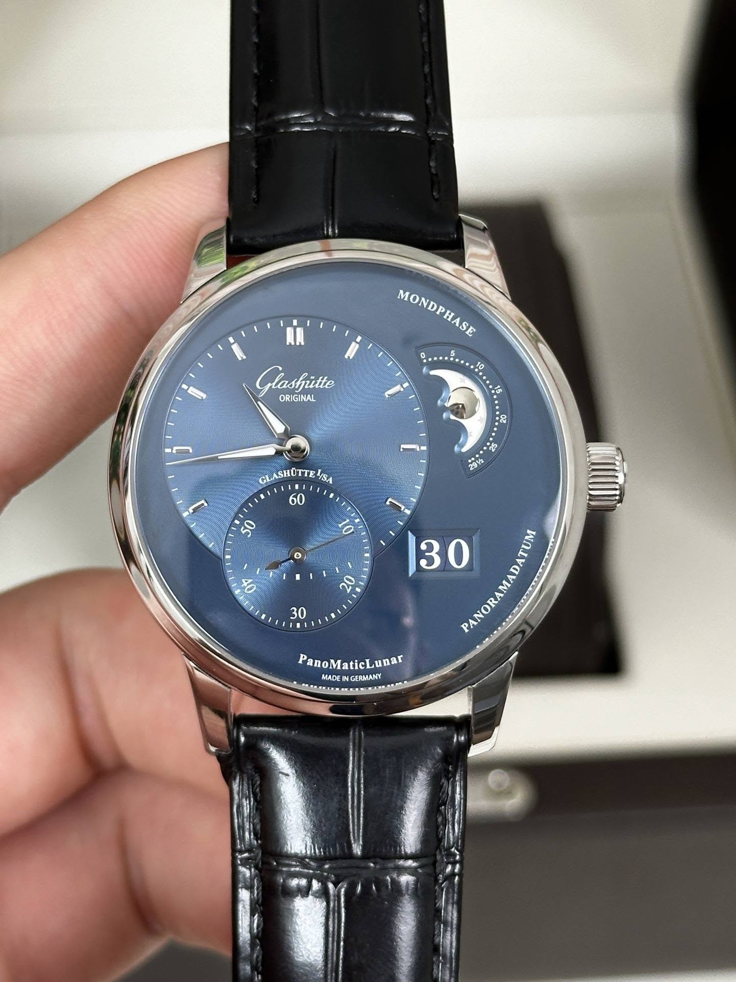 May be an image of wrist watch and text that says 'MONDPHASE MONDPHASE ASE I Glashutte ORIGIN HAL ORIGIMAL j 은 GLASHOTTE! SHUT NSA 2 23% 60 50 O 0, 40 ۲ ស 30 30 PANORAMADATUM…