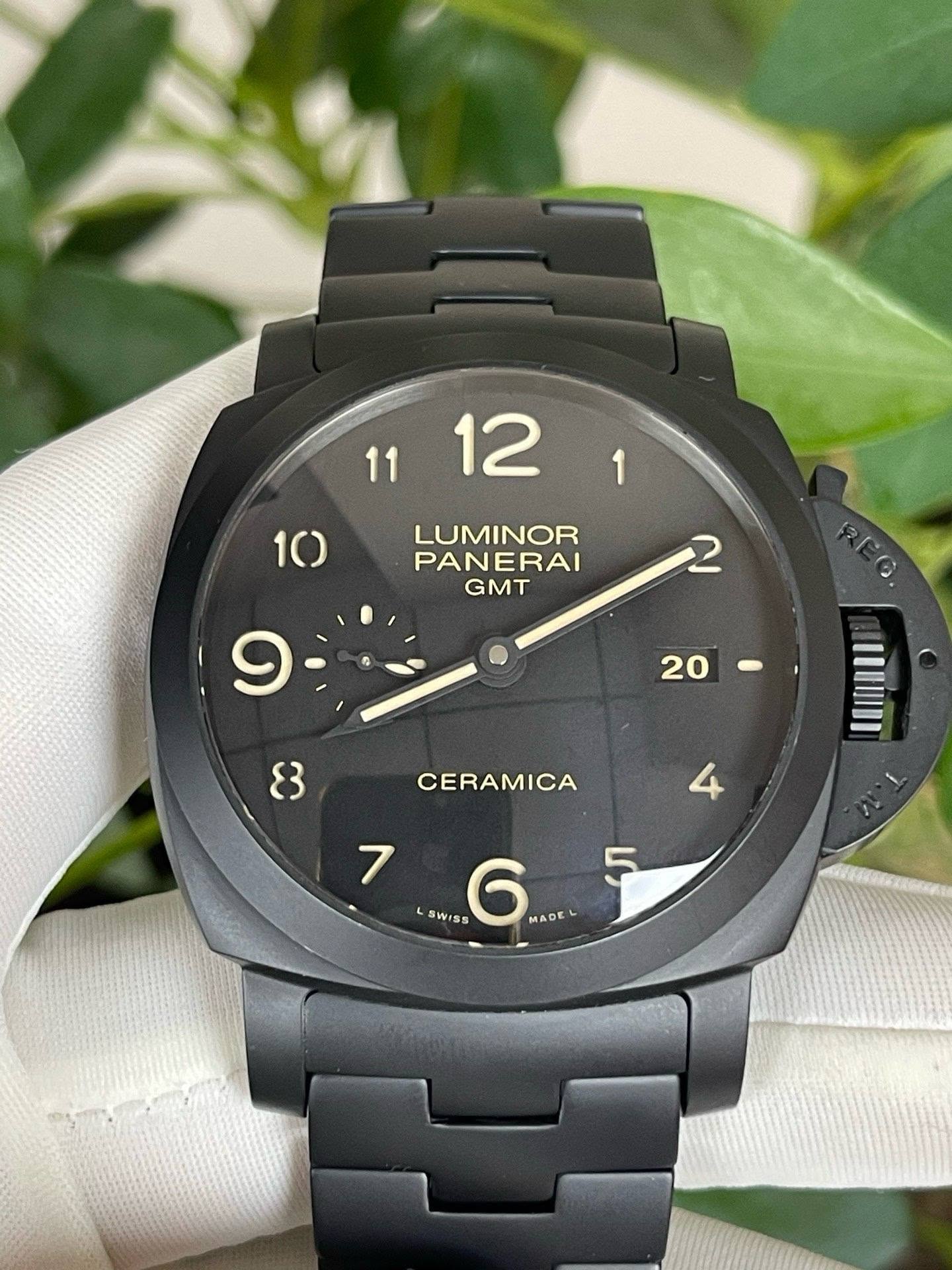 May be an image of digital watch and text that says ' LUMINOR PANERAI GMT 9 20 CERAMICA 8 8 7 L L SWiss 76 ISs 6 MADE'