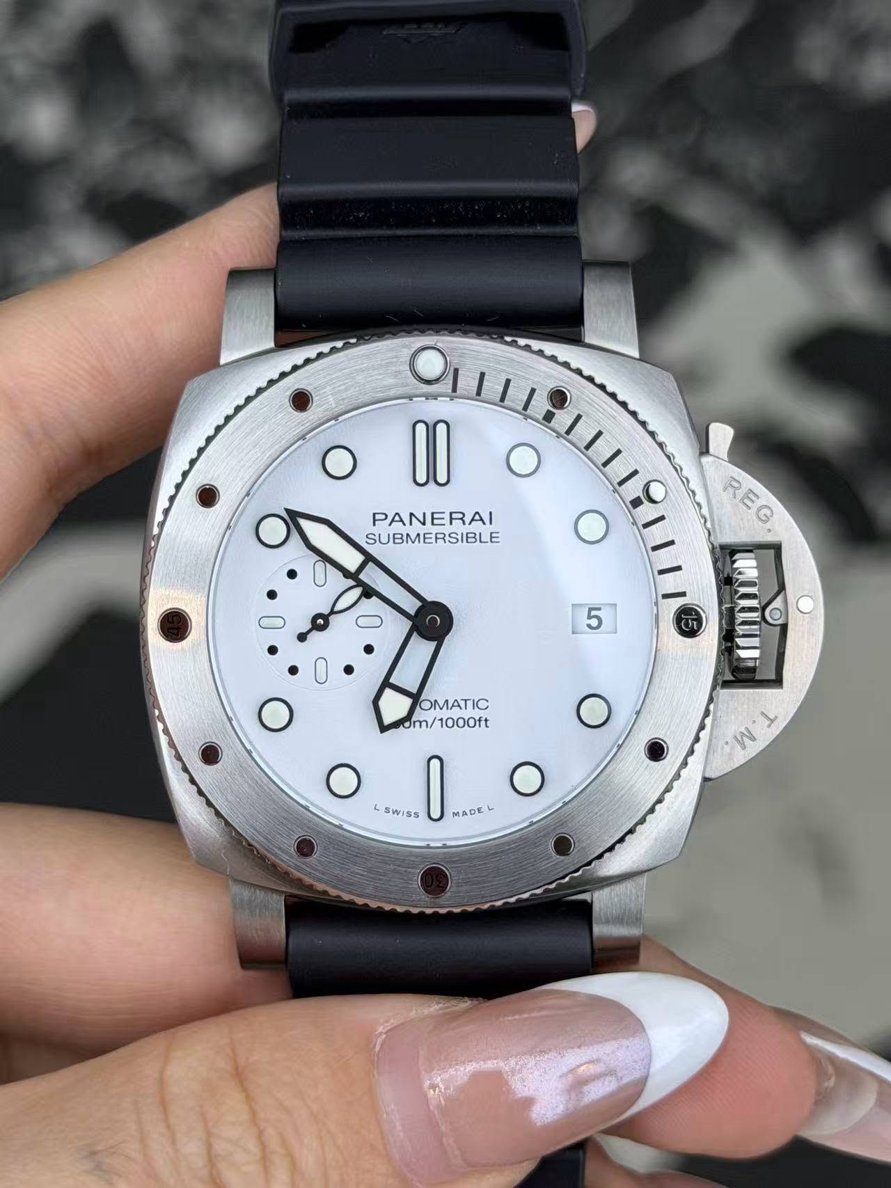 May be an image of digital watch and text that says 'O II PANERAI SUBMERSIBLE O O RE REG G LRXKKIDE O 5 OMATIC OMATIC dm/1000ft SWISS S5 W W: 1 MAOK ADE'
