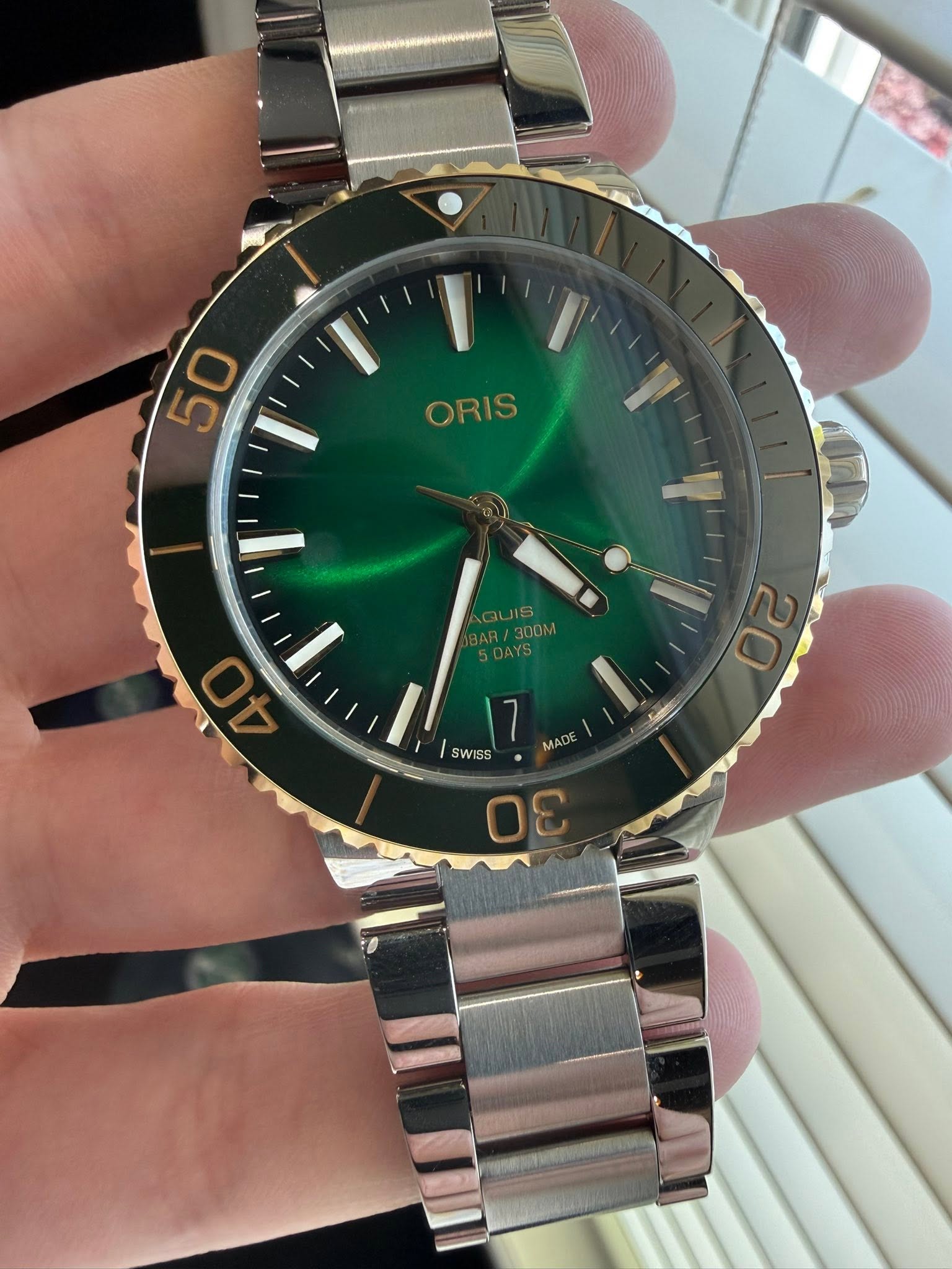 May be an image of wrist watch and text that says '50 5 ORIS 300M 40 MADE De SWISS 30 دي'