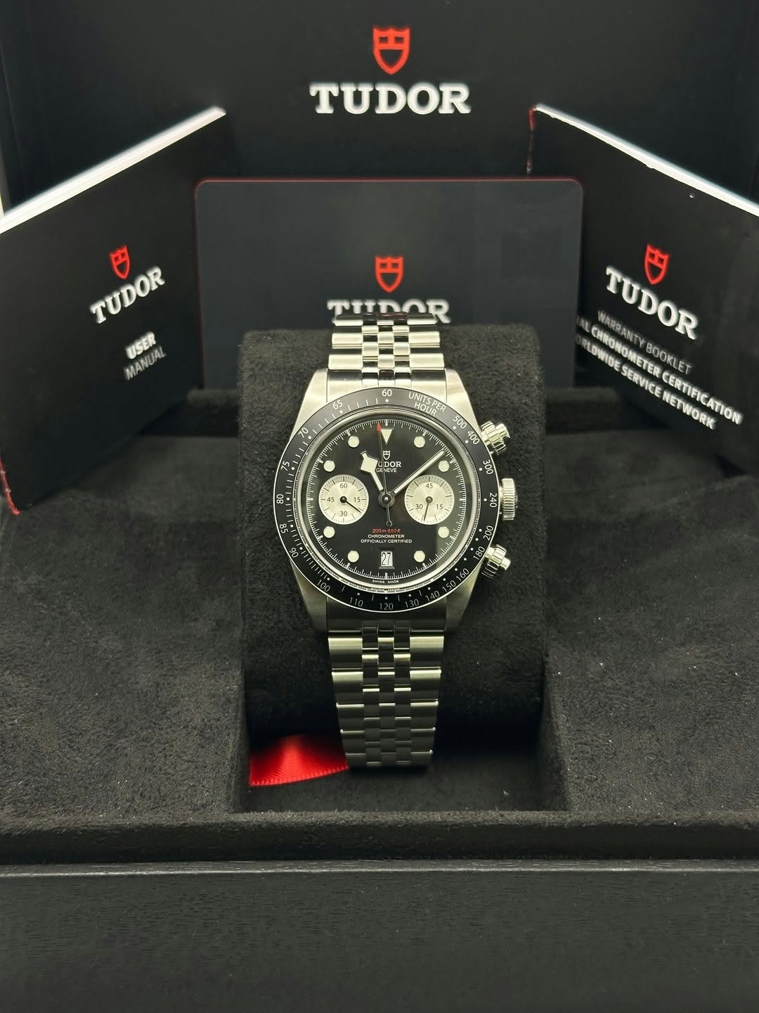 May be an image of wrist watch and text that says 'TUDOR TUDOR USER MANUAL ጥቸለ 65 60 UNISPER 500 TUDOR WARRAN TUDOR EHRONONETER CERTIFICATION LET LOWIDE CHRONONN BOOKLE SERVICE…