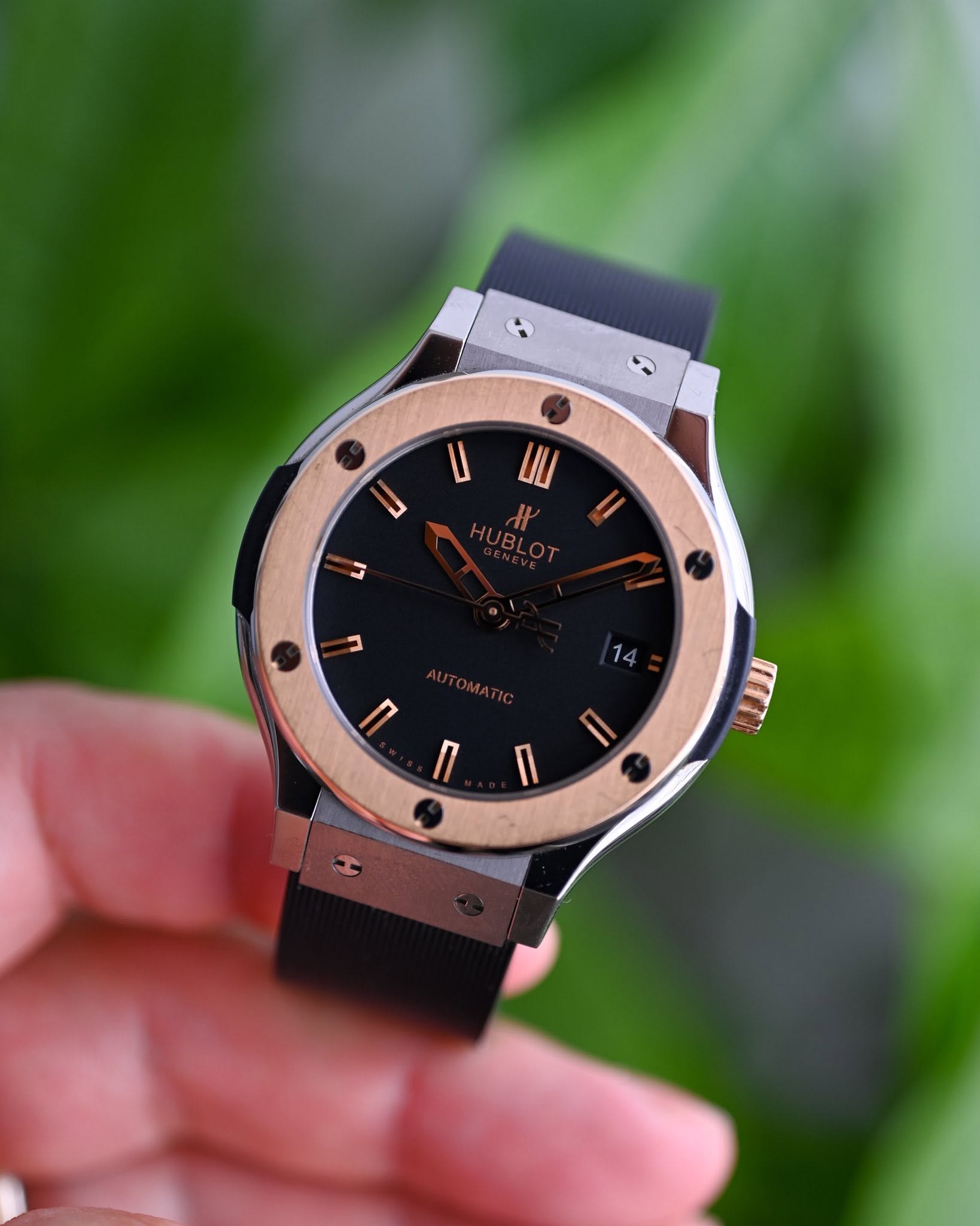 May be an image of wrist watch and text that says 'o ሀ 니. LI n n.'