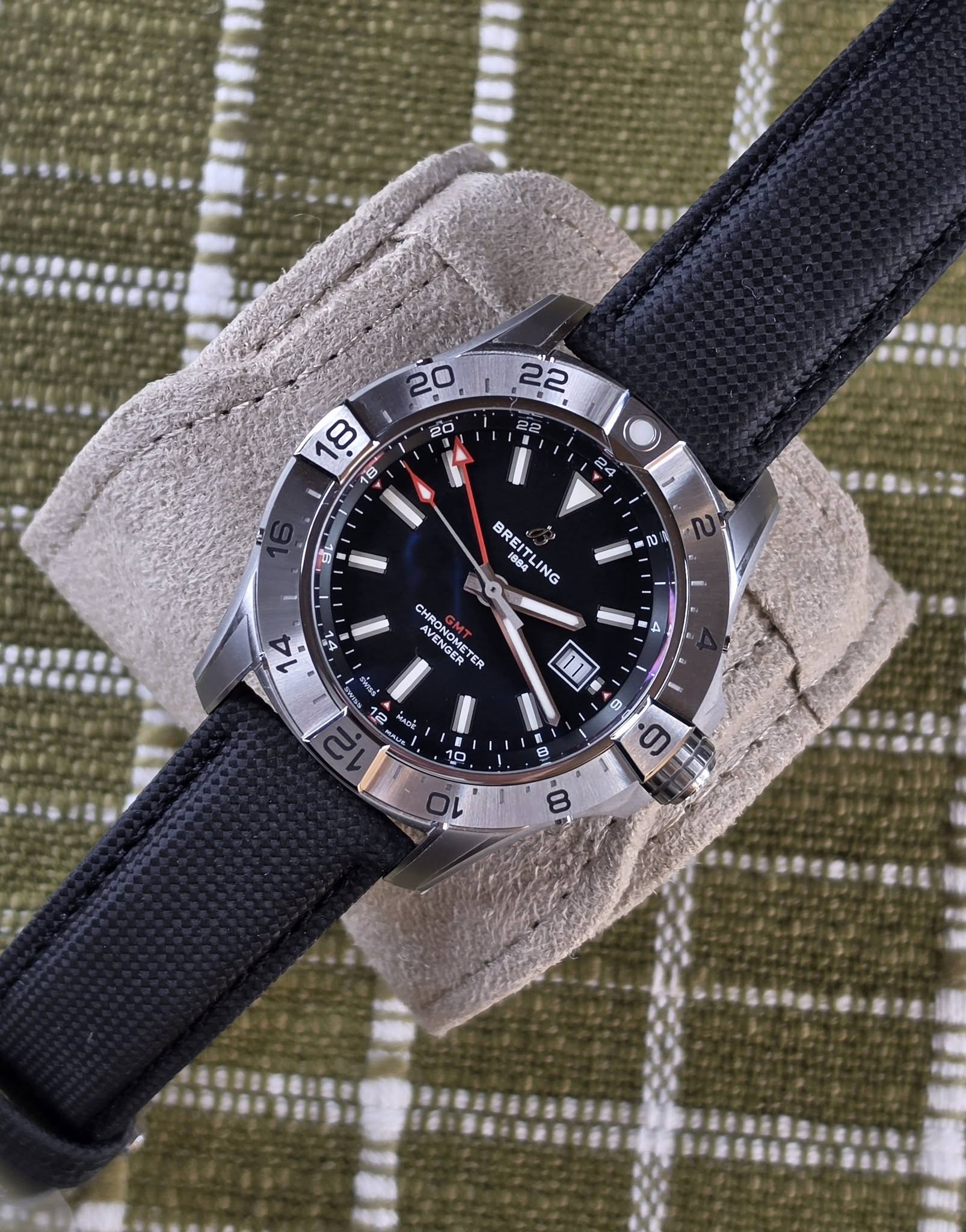 May be an image of wrist watch and text that says ' ជ T セ BREITLING 88 LING CHRONOMETER AVENCER 14 ャ ร โ็พกรร์ VO 12 ข MADK ! 11 ® መ 10 R E 0'