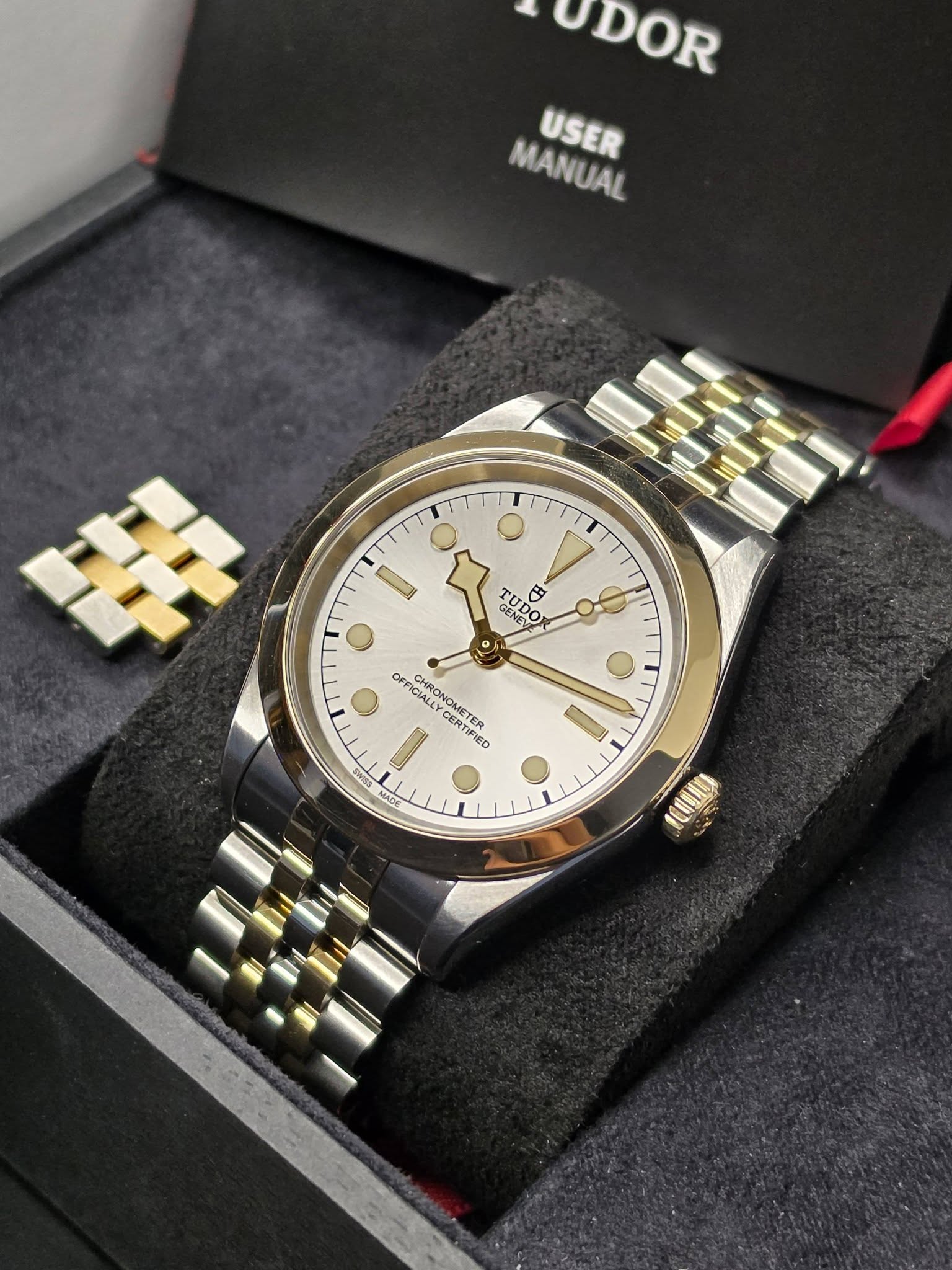 May be an image of wrist watch and text that says 'LUDOR USER MANUAL E I 幸 GEN GENEU UDO GEAMO ENEY 0 円 岡 安 OFFICIALLY CHRONOM ALEMMETER CHRONOMETER METER CALINOMETE PCESTE…