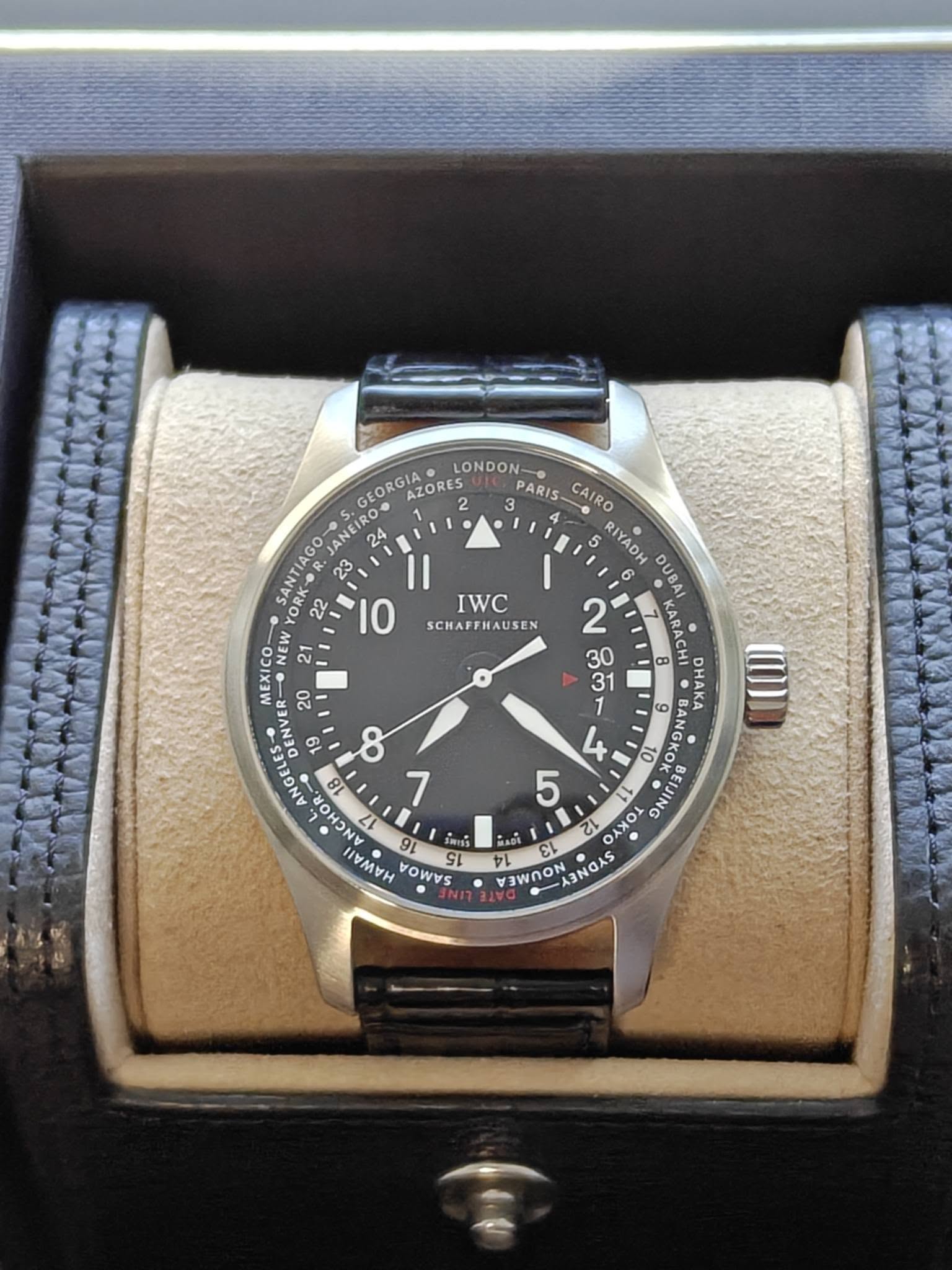 May be an image of wrist watch and text that says 'IWC SCHAFFHAUSEN AUSEN LONDON GEORGIA AZORES 2 PARIS- CAIRO SANTIAGO 22 22 10 ANE ANE EIRO EIRO 24 RIYADH 23 DUBAI 21 KARACH 20…