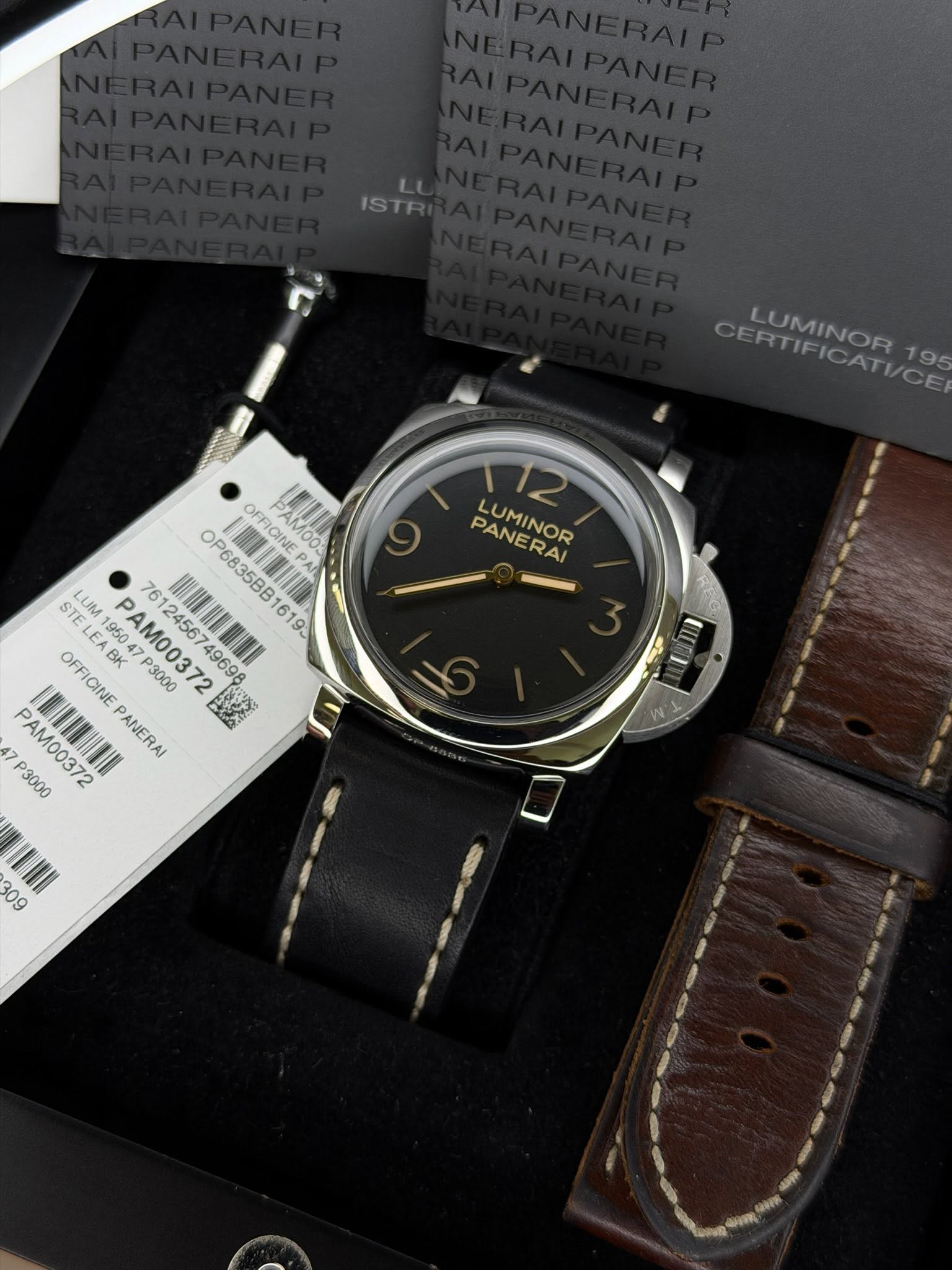 May be an image of leather, wrist watch and text that says 'LUMINOR19 9 PANERAI PANERAI LUMINOR OFFI CINE PAMOO OP OTTeHb OFFICINE STE LUM PAMUUS LUM な CC PAM00372 OFFICINE Bn…