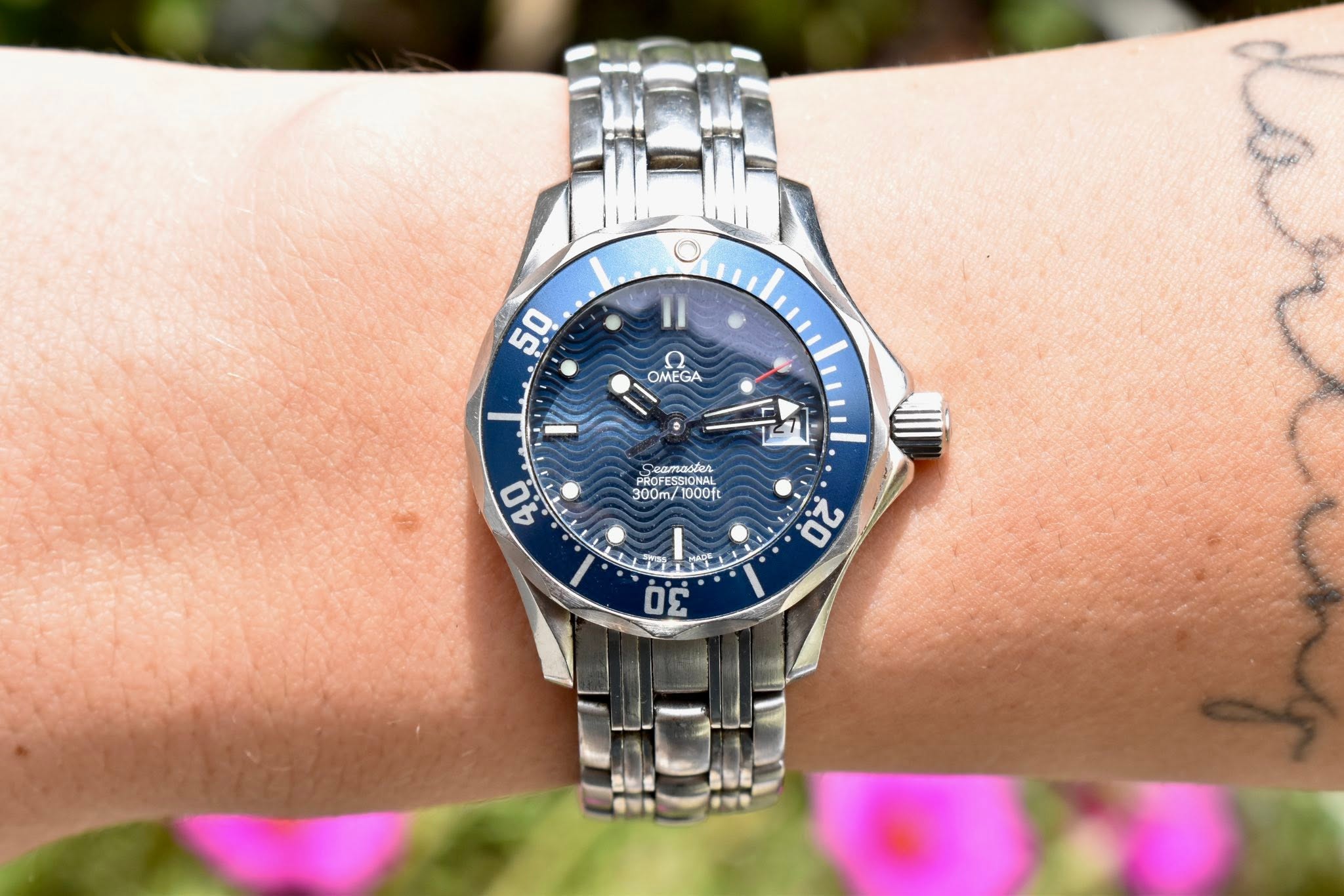 May be an image of wrist watch and text that says '5.0 ח OMEGA V BT 300m/1000f 300m 1000ft 40 1 O 12 A 30 20'