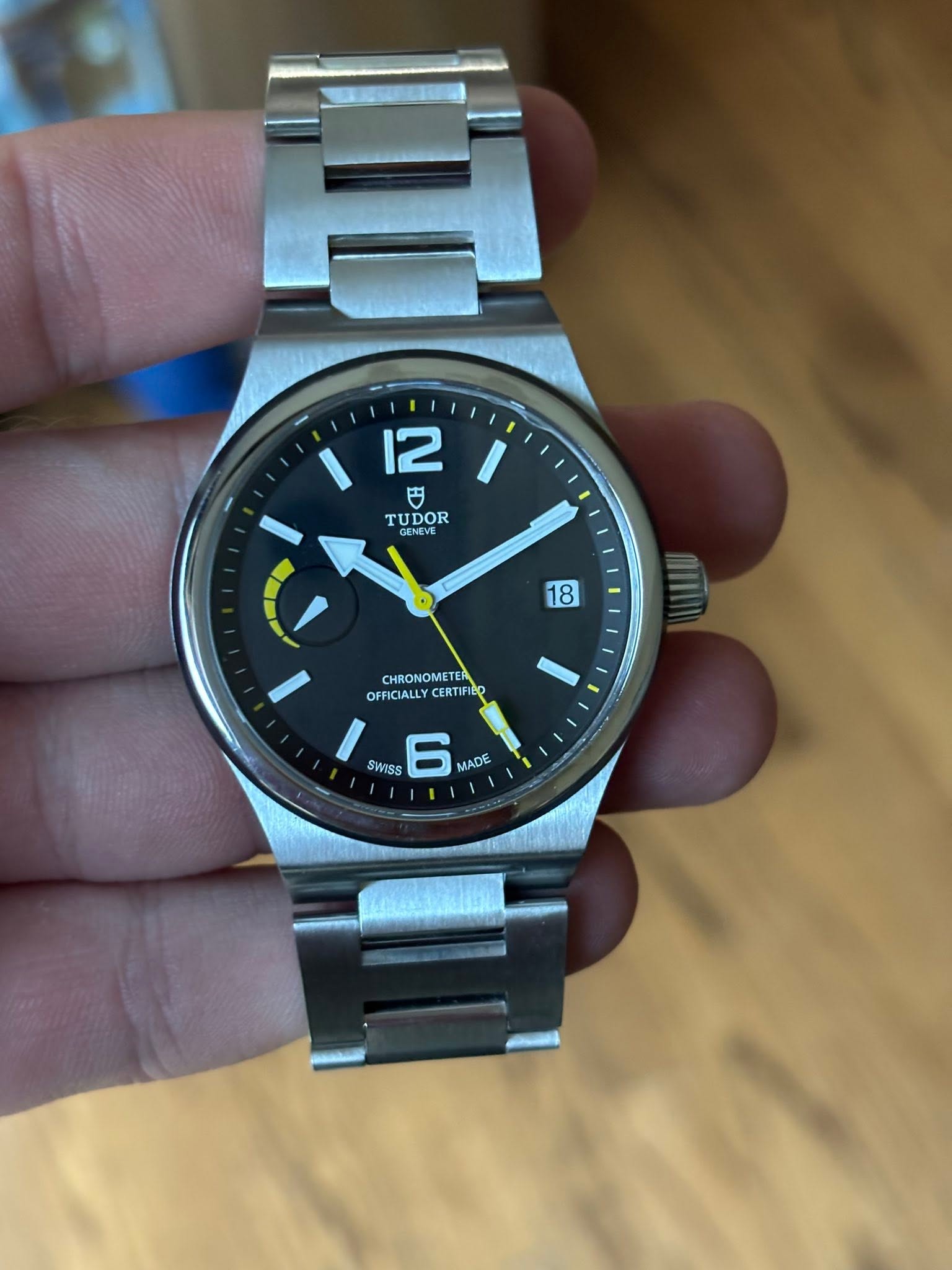 May be an image of digital watch and text that says '12 TUDOR 18 CHRONOMETE OFFICIALLY CHRONOMETE CERTI CERTIFIEO SWISS 6 MADE'