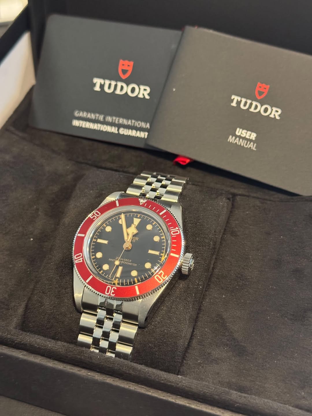 May be an image of wrist watch and text that says 'TUDOR GARANTIE INTERNATIONA INTERNATIONAL GUARANT TUDOR MANUAL USER علندل 50 TTT FOR 10 1 40 Me 10600き MONCAASt EICR 30 20'