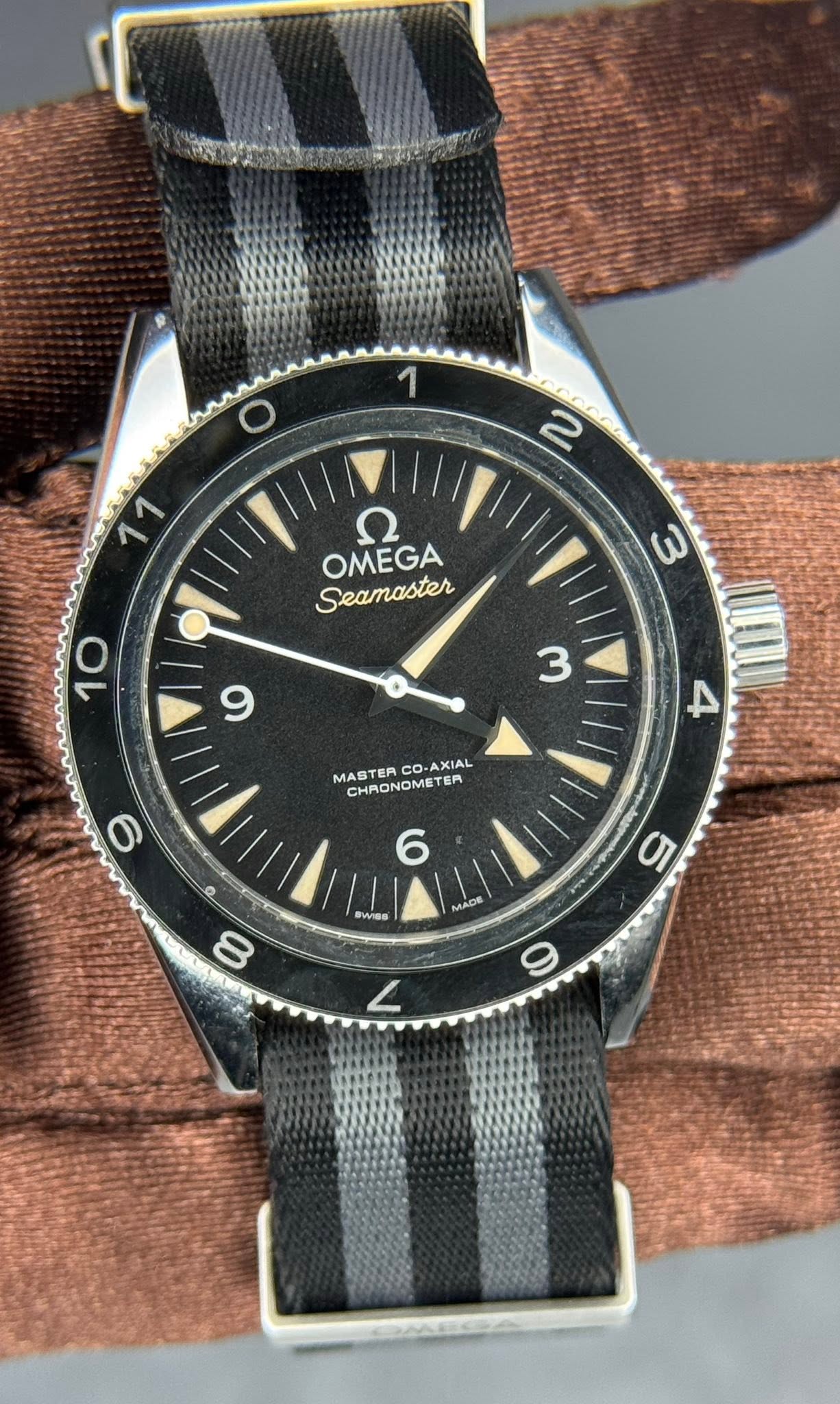 May be an image of wrist watch and text that says '11 1 2 ח OMEGA Seamaster 3 oL 3 MASTER MASTERCO-AXIAL RC co. D-AXIAL CHRONOMETEA 4 9 6 Was MADE MA 5 8 0 7'