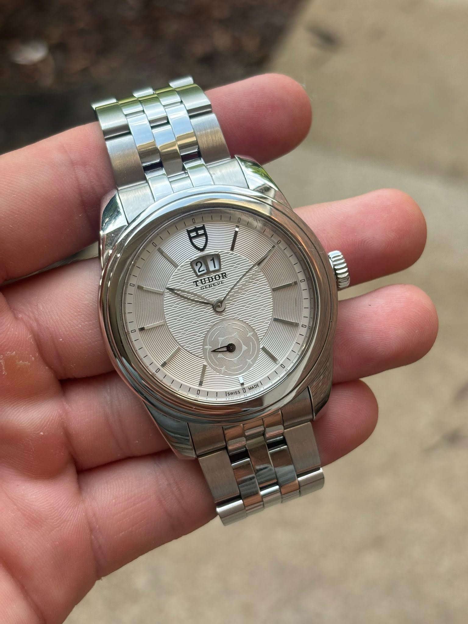 May be an image of wrist watch and text that says '2 TUDOR መ" MADE - 및 Iswias 1ጃ'