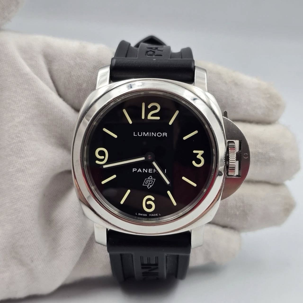 May be an image of wrist watch and text that says 'I 12 LUMINOR 9 3 PANE A 00 PANE I ر 6 - ரயய்ப'