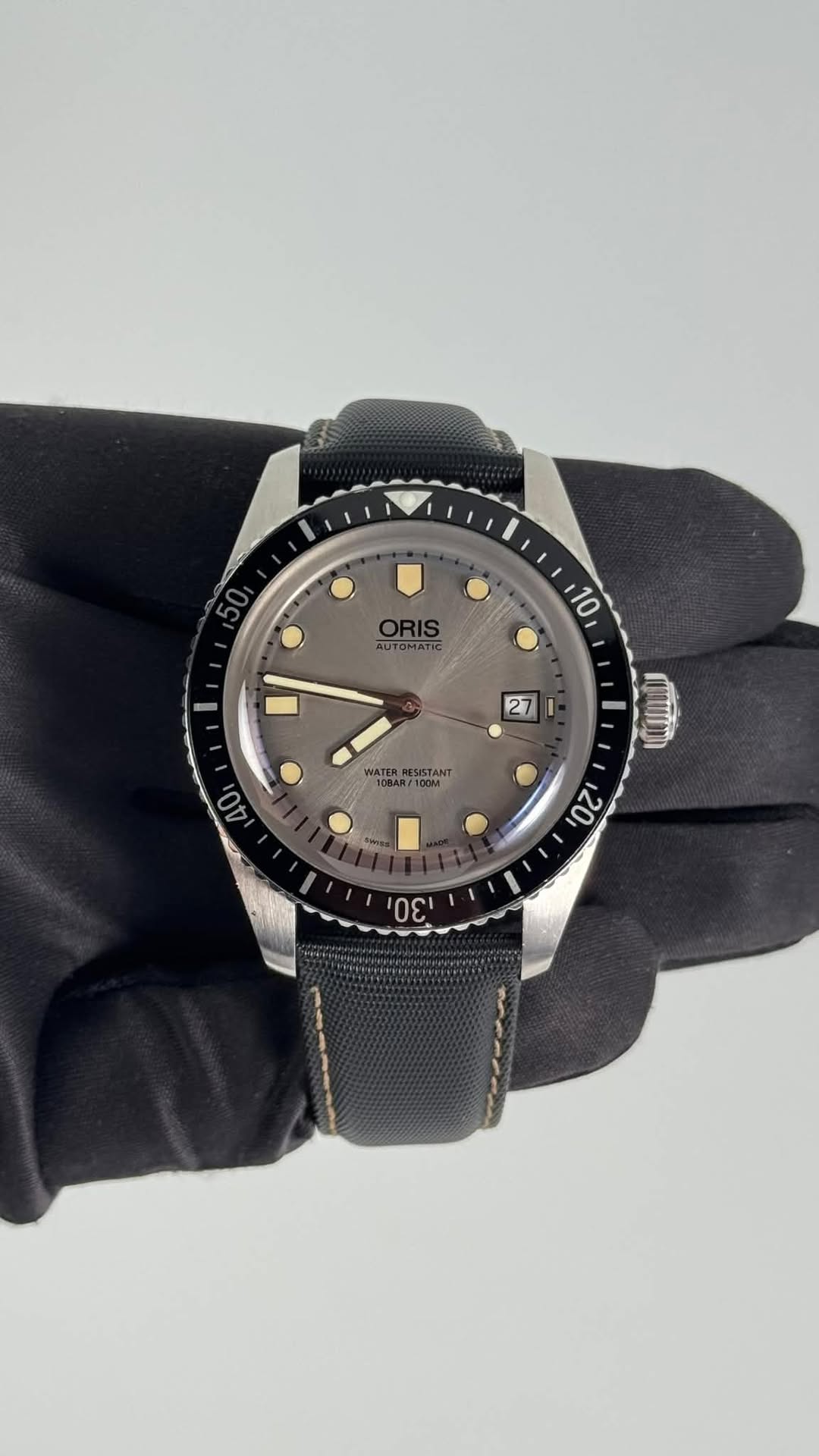May be an image of wrist watch and text that says 'ORIS AUTOMATIC 10 27 HII 40 . 1CBAR/100M መን 20, 30'