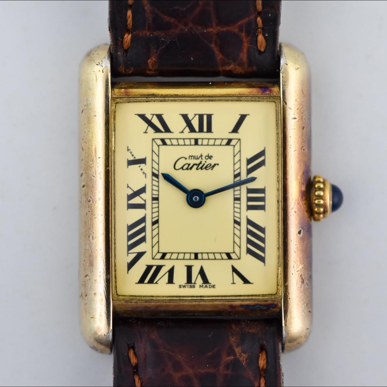 May be an image of wrist watch, leather and text that says 'XXII XI XII I mut de Cartier IX IIII IXI VII NIIXI o ر KH IIII Ⅲ III nИ SWISSMADE I MADE Л SWIS5 N Ceeo:;'