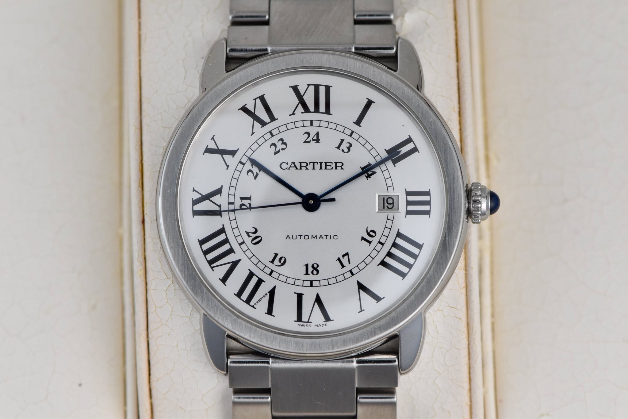 May be an image of wrist watch and text that says 'XI XII I X 21 CARTIER 23 24 13 И 21 Ⅲ Z II SWISS VIII 20 AUTOMATIC 16 IIII 19 18 17 V MADE 7 SwsS ហើល'