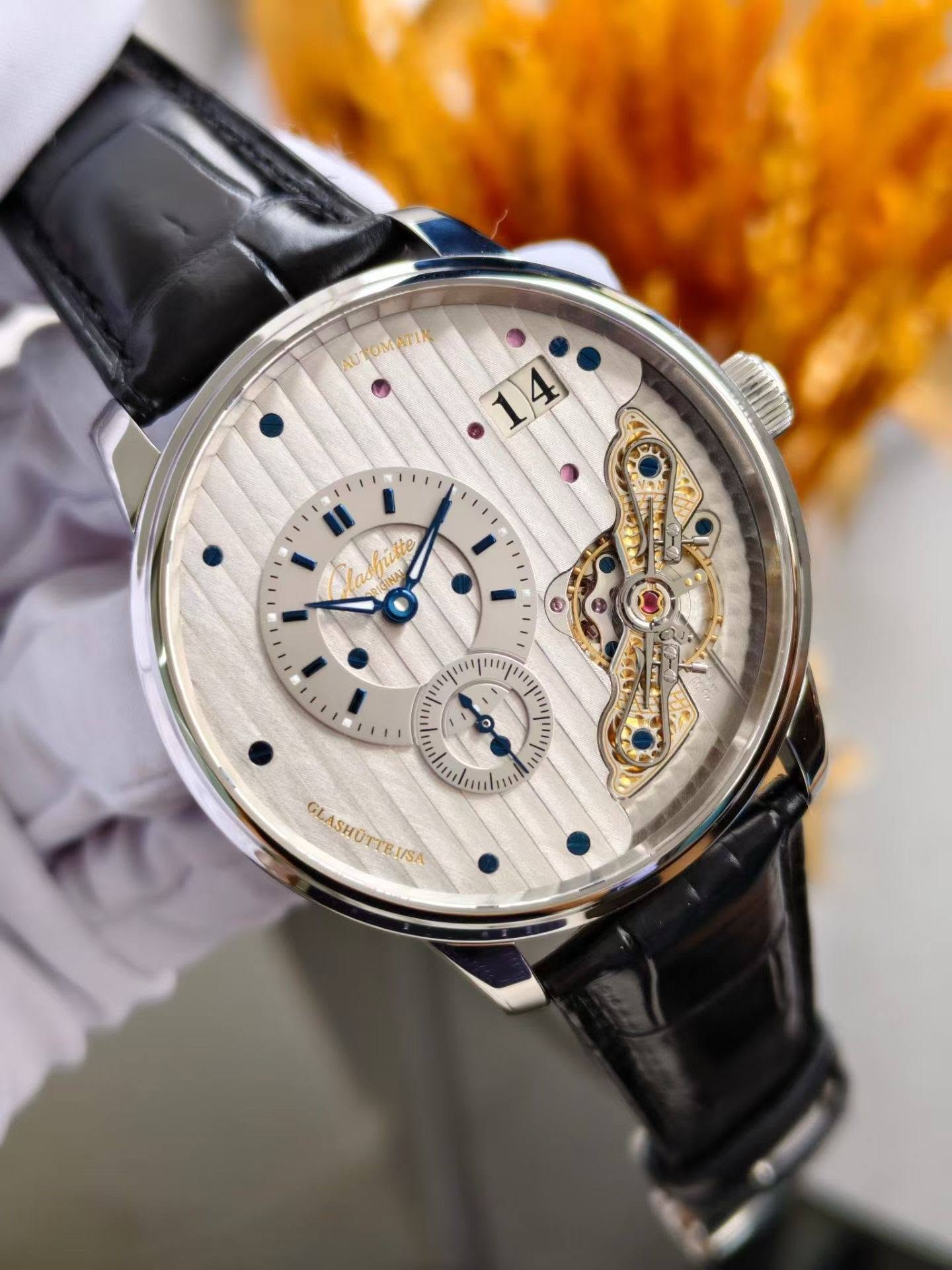 May be an image of wrist watch and text that says 'እሆ AUTOMATIK 14 He Vas BIdINA Oi " ၁ ၁ 111 11 ぶ GLASHÜTTEUSA I/SA'