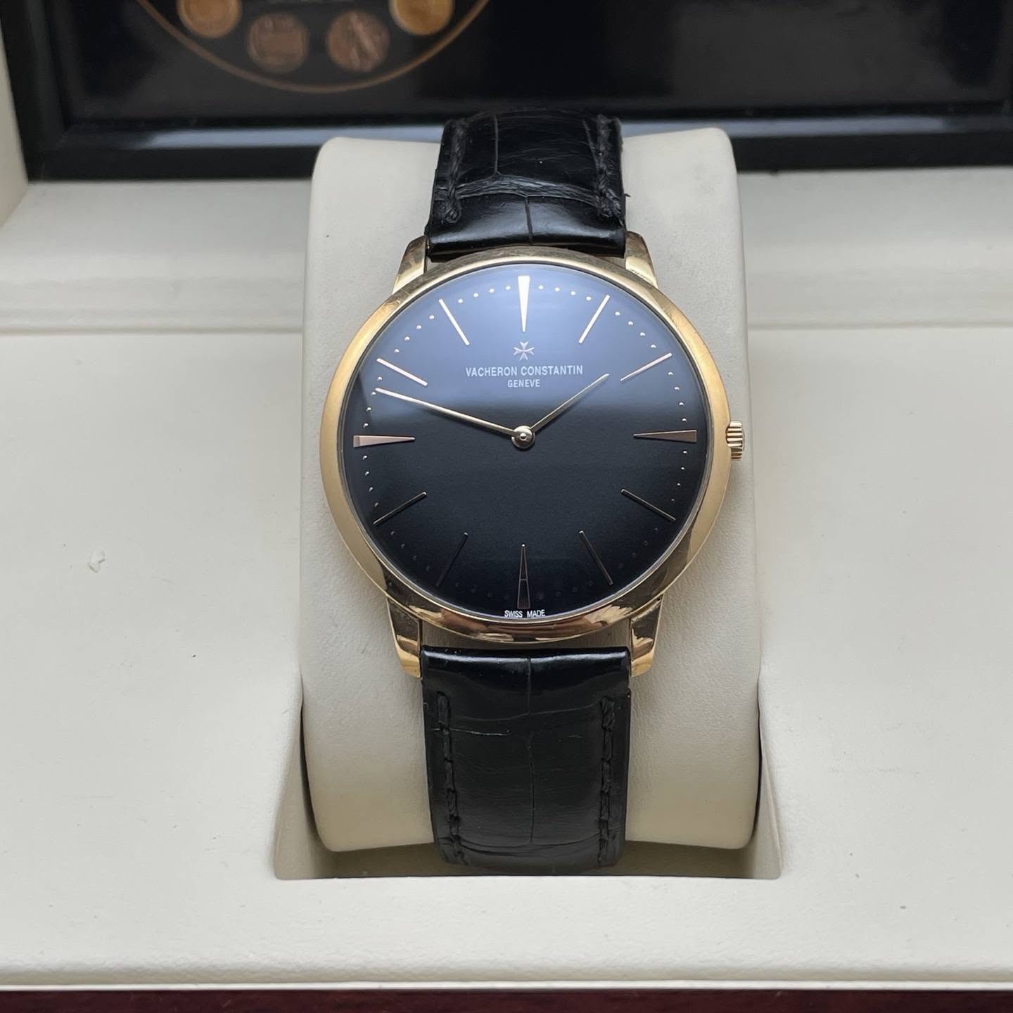 May be an image of wrist watch and text that says 'د | VACHERON A CONSTANTIN VACHERON.COWSTANTIN TIN NT ERENE အ'