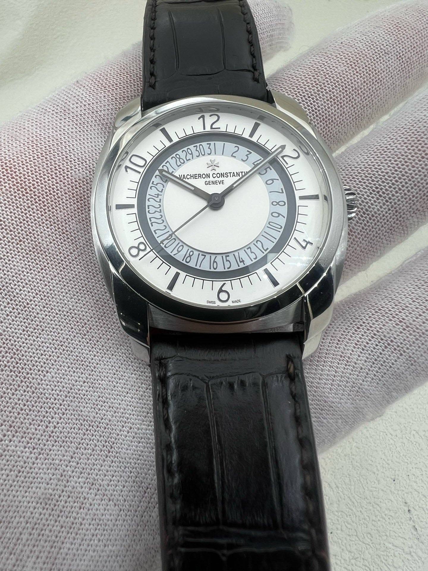 May be an image of wrist watch and text that says 'LII / VACHERONCONSTANTA 5 NACHERON CONSTANT GENEVE 6 8 I ه DE 5 3 + จ MI1D6'
