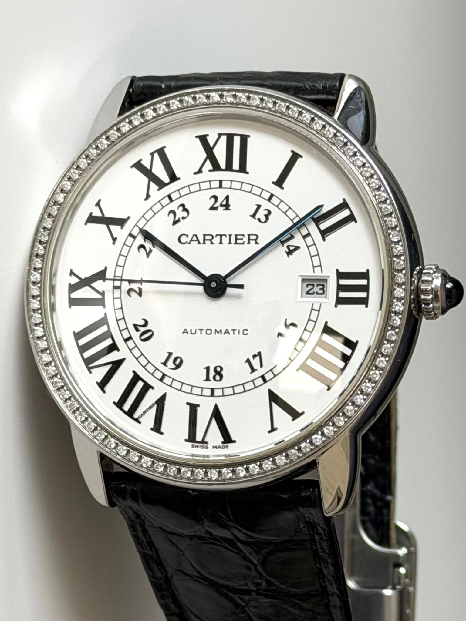 May be an image of wrist watch and text that says 'XI XII I X CARTIER 14 XI 21 23 Ⅲ nAW nA M SwISS MADE WA 20 AUTOMATIC い IIA '