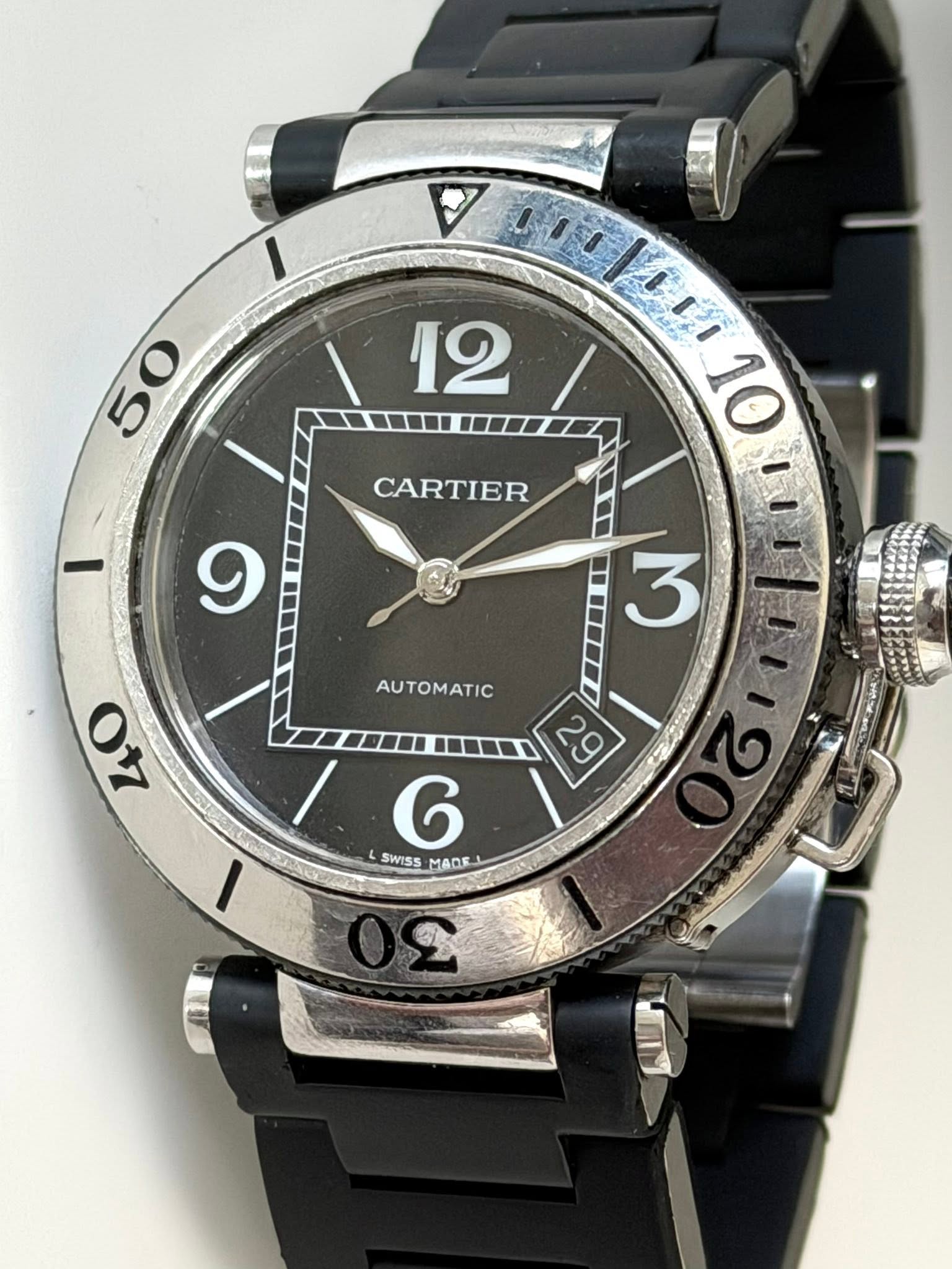 May be an image of digital watch and text that says '50 5 ١ 12 大品が 10 CARTIER 9 AUTOMATIC 40 3 ๑/ 29 29 / 6 SWISS MADE'