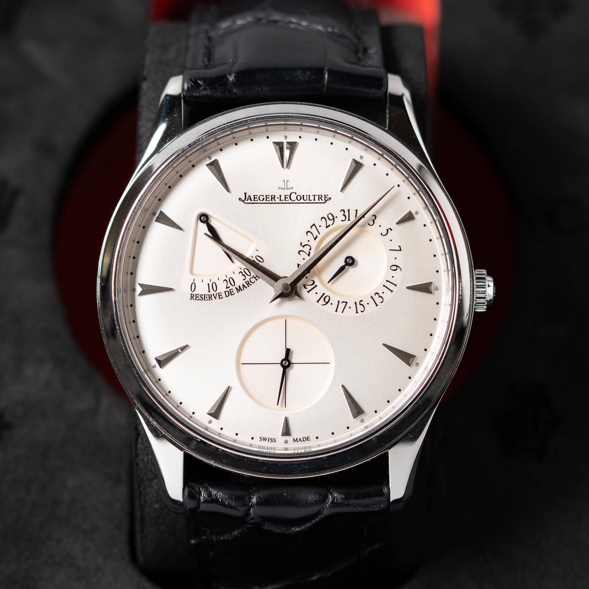 May be an image of wrist watch and text that says '١ م٦ال JAECER-LECOULTRE. AECER-LI ' 5 J ア i . سم 1.1 ف س 30 i0 10 RESERVE DE EM ARCH ФИOHЛ. 3 วรสะรร SWIS3 MADE'