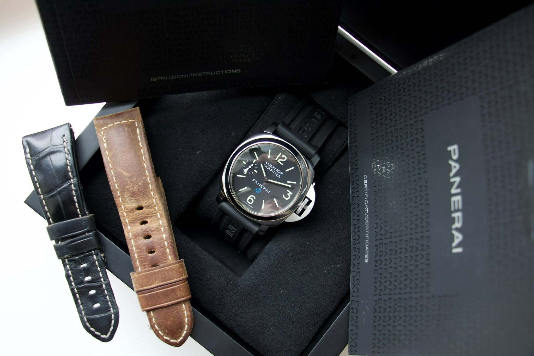 May be an image of leather, digital watch and text that says 'MARINA LUIMINOR RINA 12 12 PANERA 6 3 KoR PTIFICAT PANERAI'