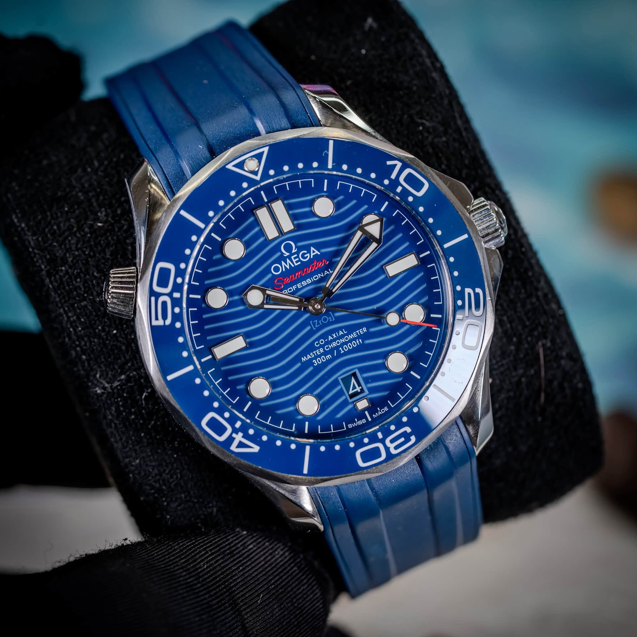 May be an image of wrist watch and text that says 'OMEGA amaster NA aor FESSIONA 50 لل لل للما 10 n AEP 20 D 2 O-AXIAL AXIAL CONOWETER 1000f MASTER 3/00m 00m ن 0 ወፖ 3 ADE'