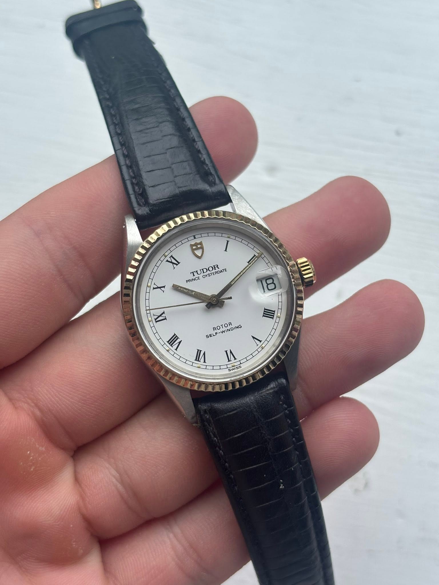 May be an image of wrist watch and text that says 'XI PRINNCE UDOR ONSTERDATE OYSTERCATE ١ 8 II ر ROTORDING DING ROTOR WINDING SEL T1 IX VII VII VI N ン0'