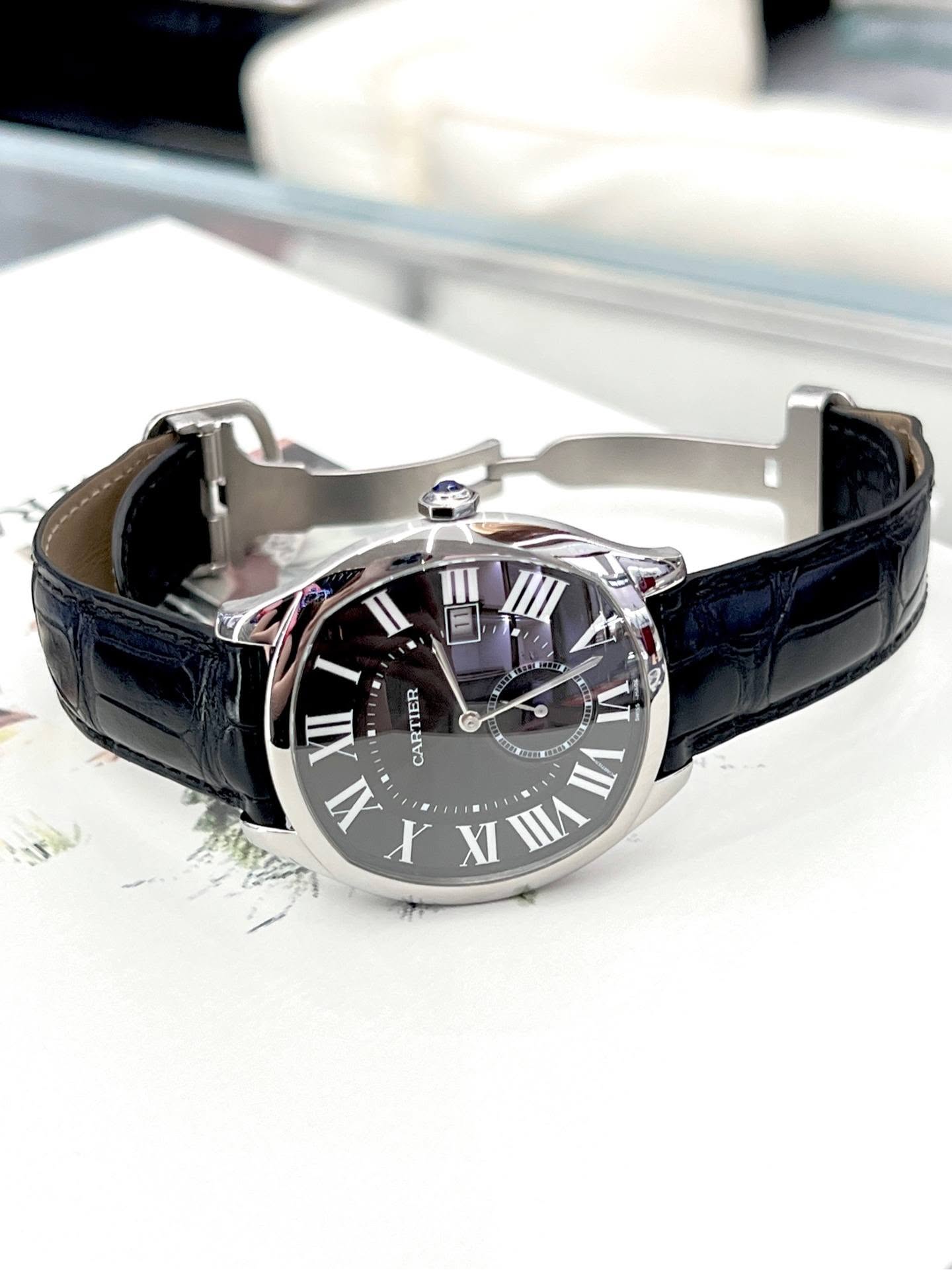 May be an image of wrist watch and text that says '展, I VI CARTIER VI 국 E XI X N ه VII VI VII'