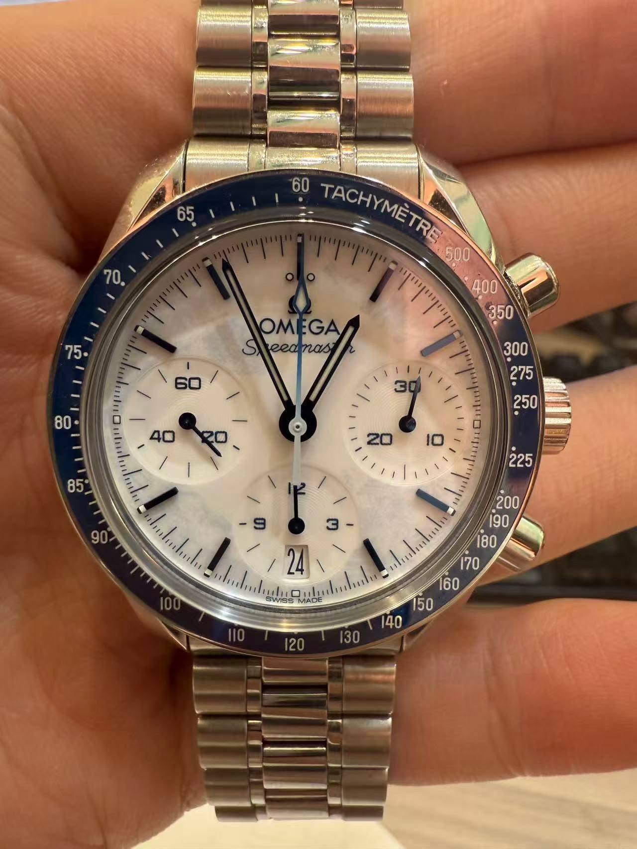 May be an image of wrist watch and text that says ' TACHYMÈTRE TACHYMETRE GOO OM eearas GA OMEGA ی eedmas eed nasi 60 80 ייישיים יידיייןי . ntietdte 24 :! MADE 200 1g0 '