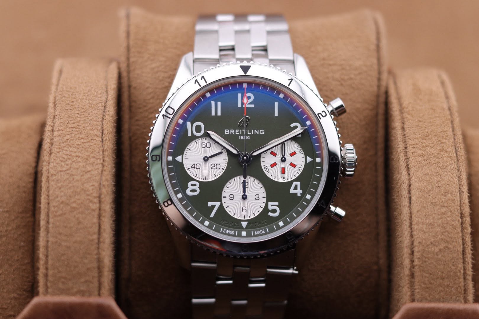 May be an image of wrist watch and text that says '1 11 10 II 10 12 BREITLING BREIT 18:14 2 60 \ n 40 20 E 場: 中 3 4 5 6 SWISS MADE'